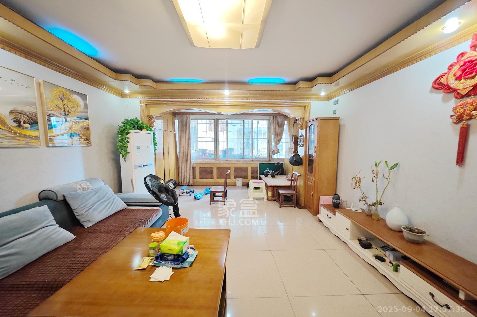 凤凰商贸城 3室2厅2卫 70.0万 凤凰商贸城 3室2厅2卫 70.0万客厅