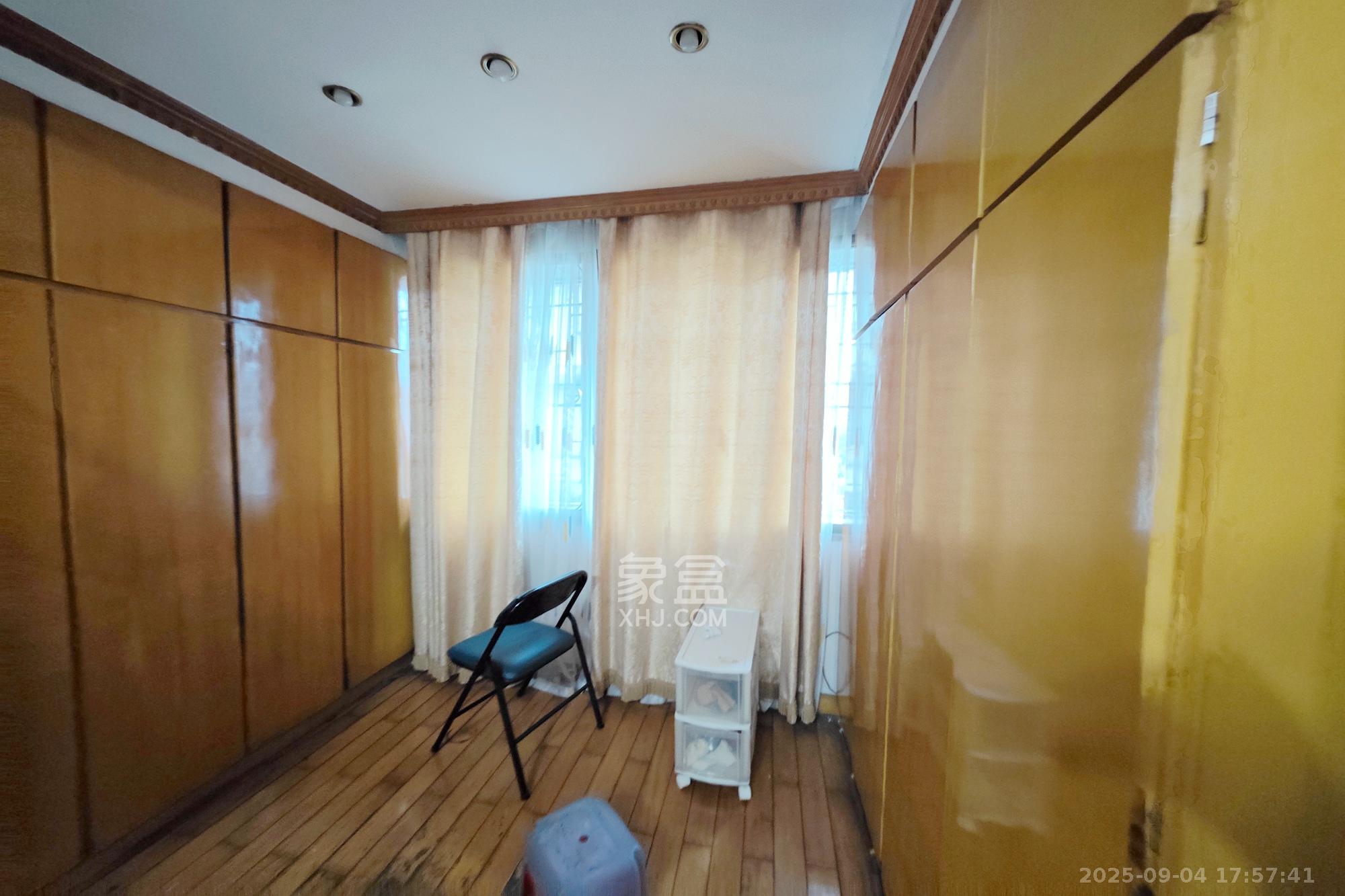 凤凰商贸城 3室2厅2卫 70.0万 凤凰商贸城 3室2厅2卫 70.0万阳台