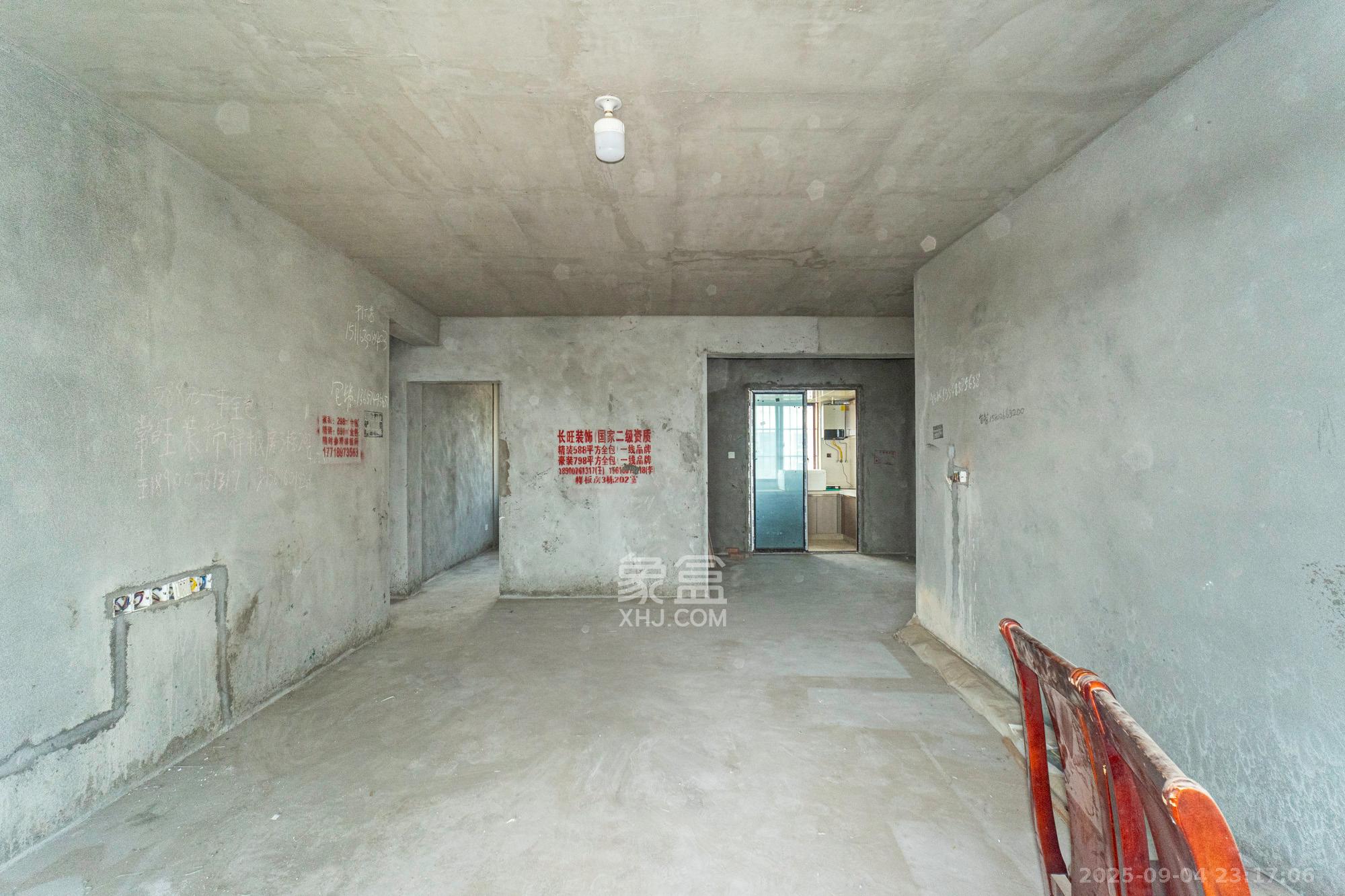 东方美地  4室2厅2卫    82.8万客厅