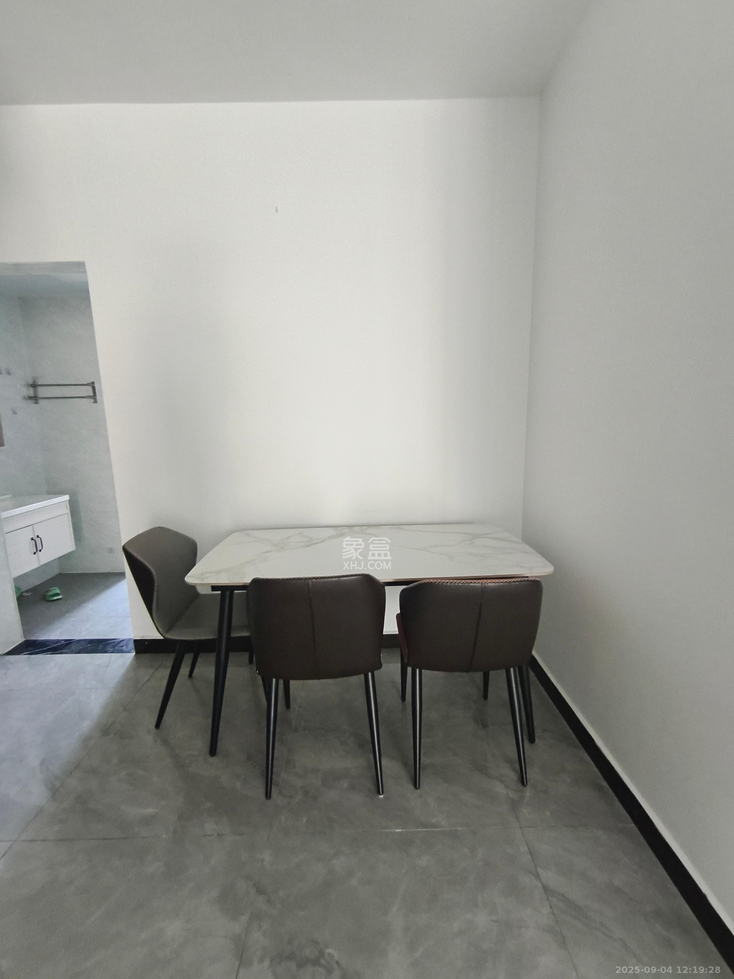 八方小区B区  3室2厅2卫   4800.00元/月室内图