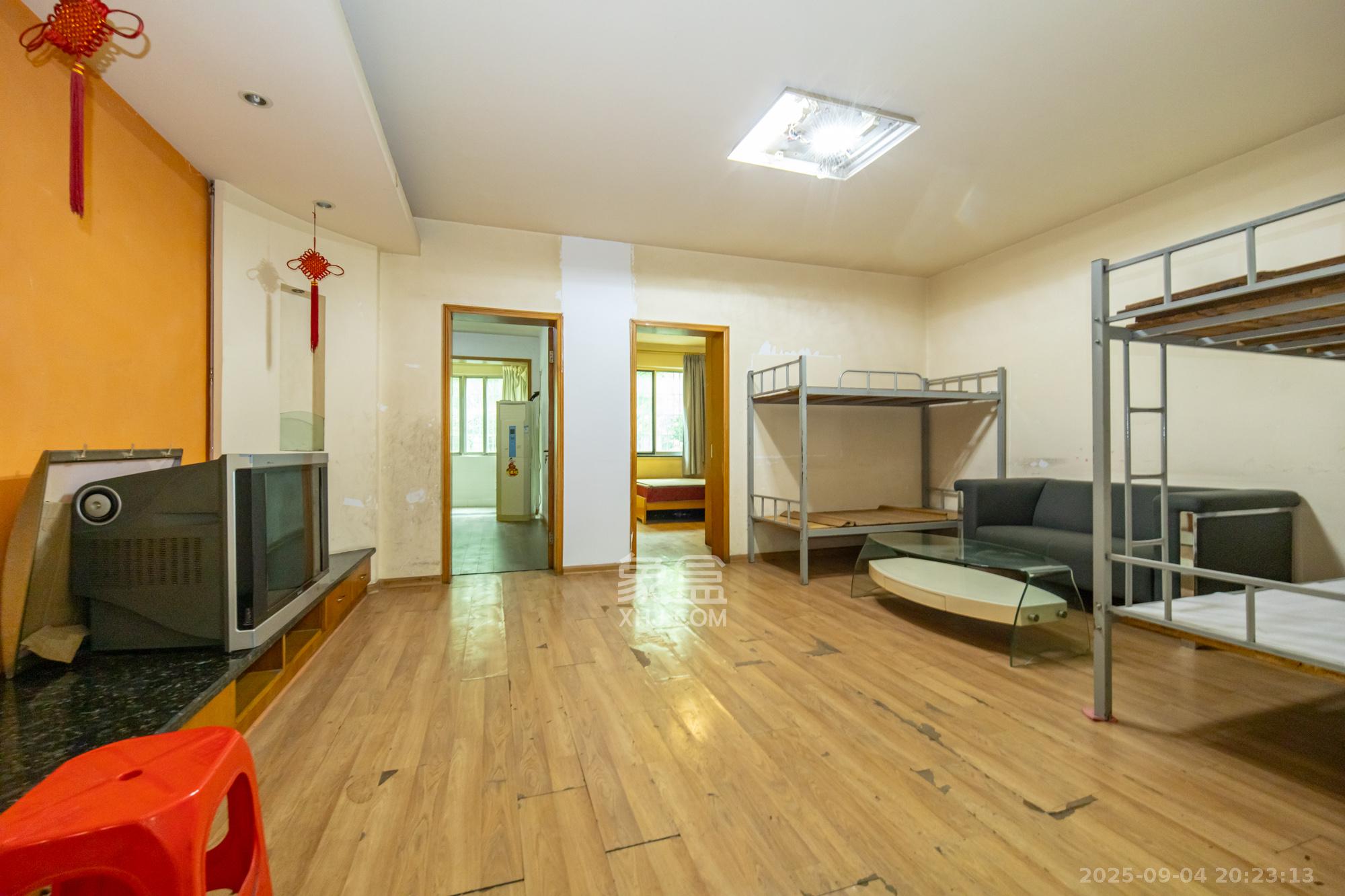 中南汽车世界 3室2厅1卫 38.8万 中南汽车世界 3室2厅1卫 38.8万客厅