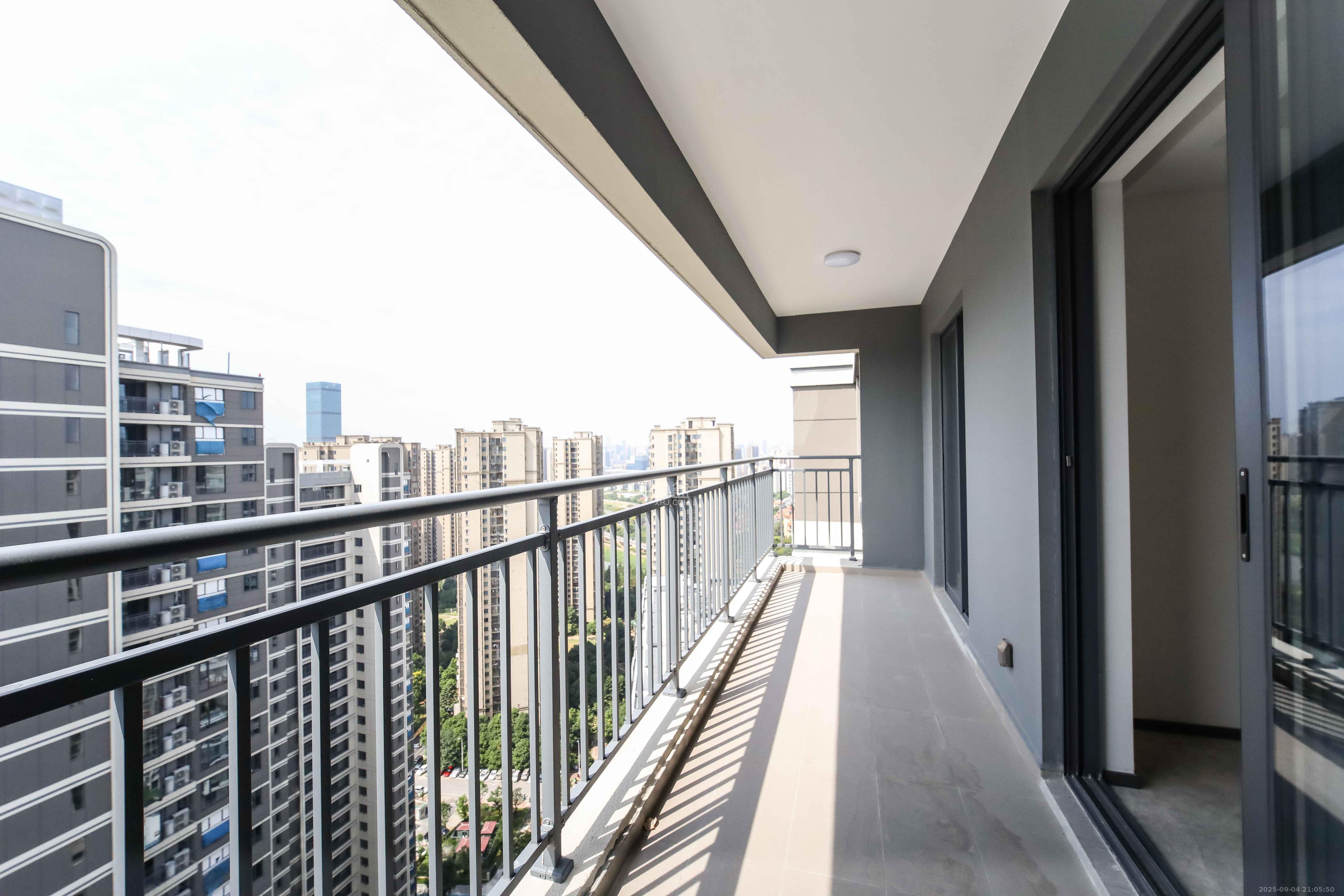 德奥上河城章  3室2厅2卫    165.0万阳台