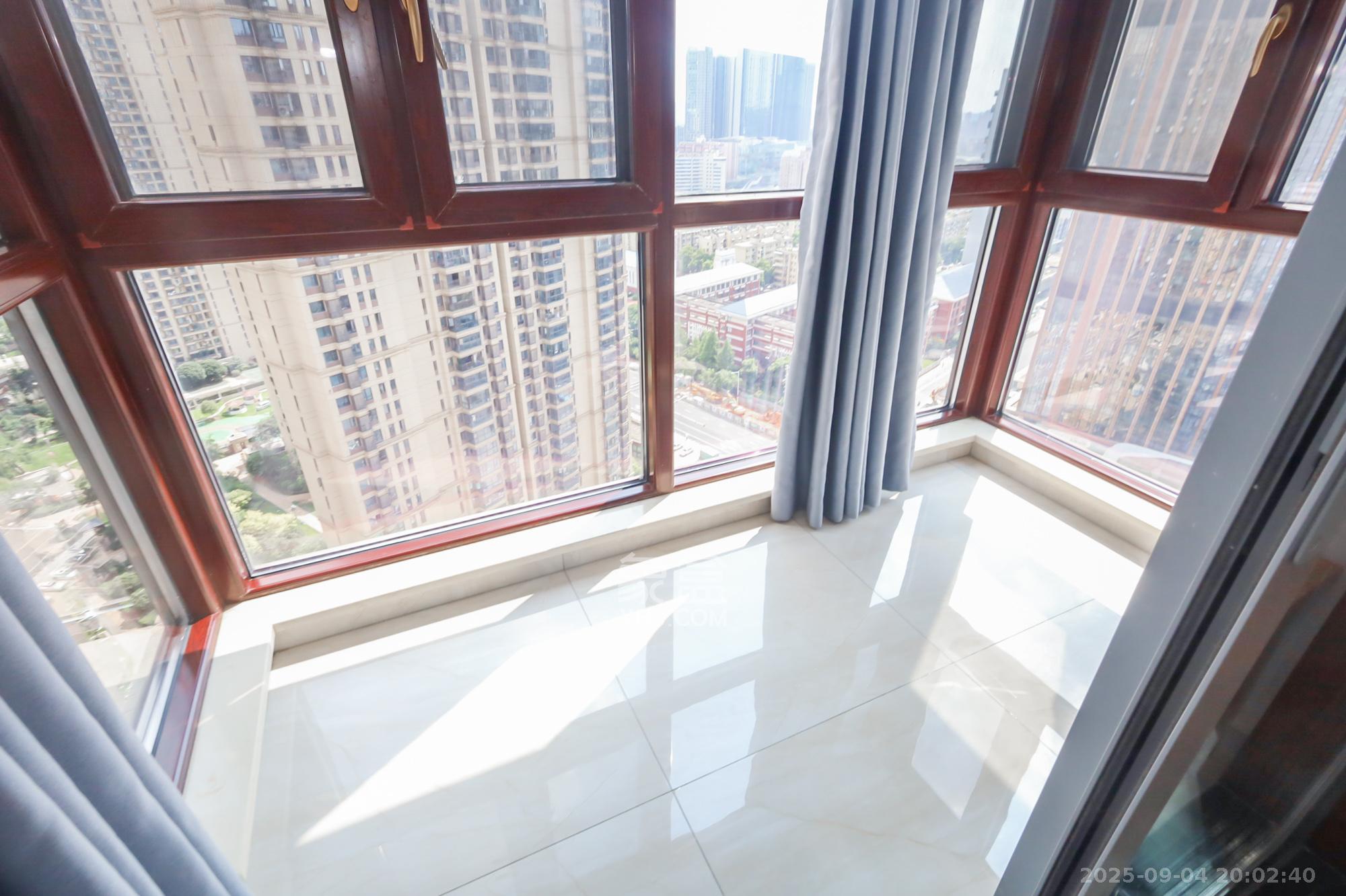 保利天禧D区 4室2厅2卫 215.0万 保利天禧D区 4室2厅2卫 215.0万阳台