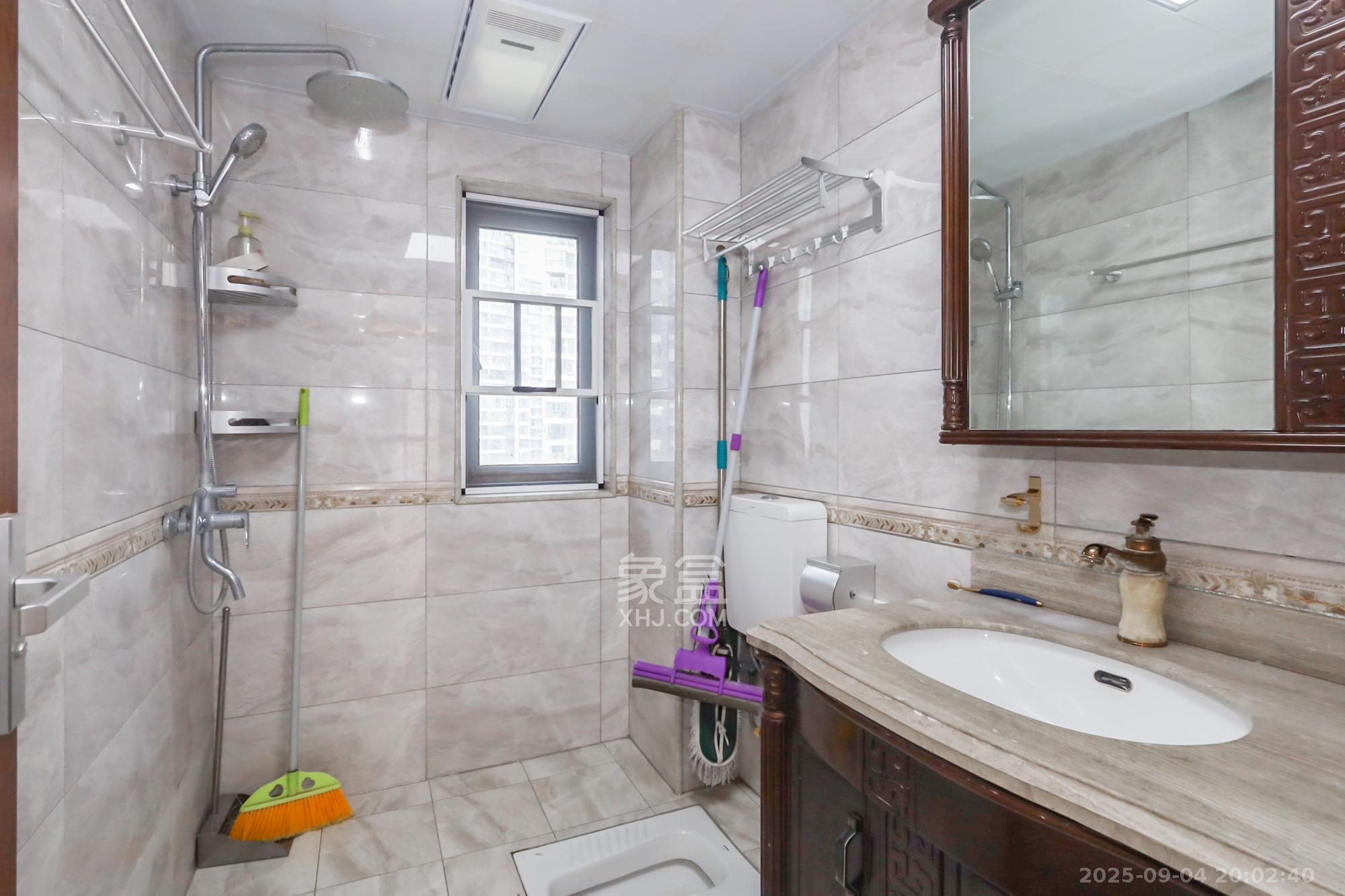 保利天禧D区  4室2厅2卫    215.0万卫生间