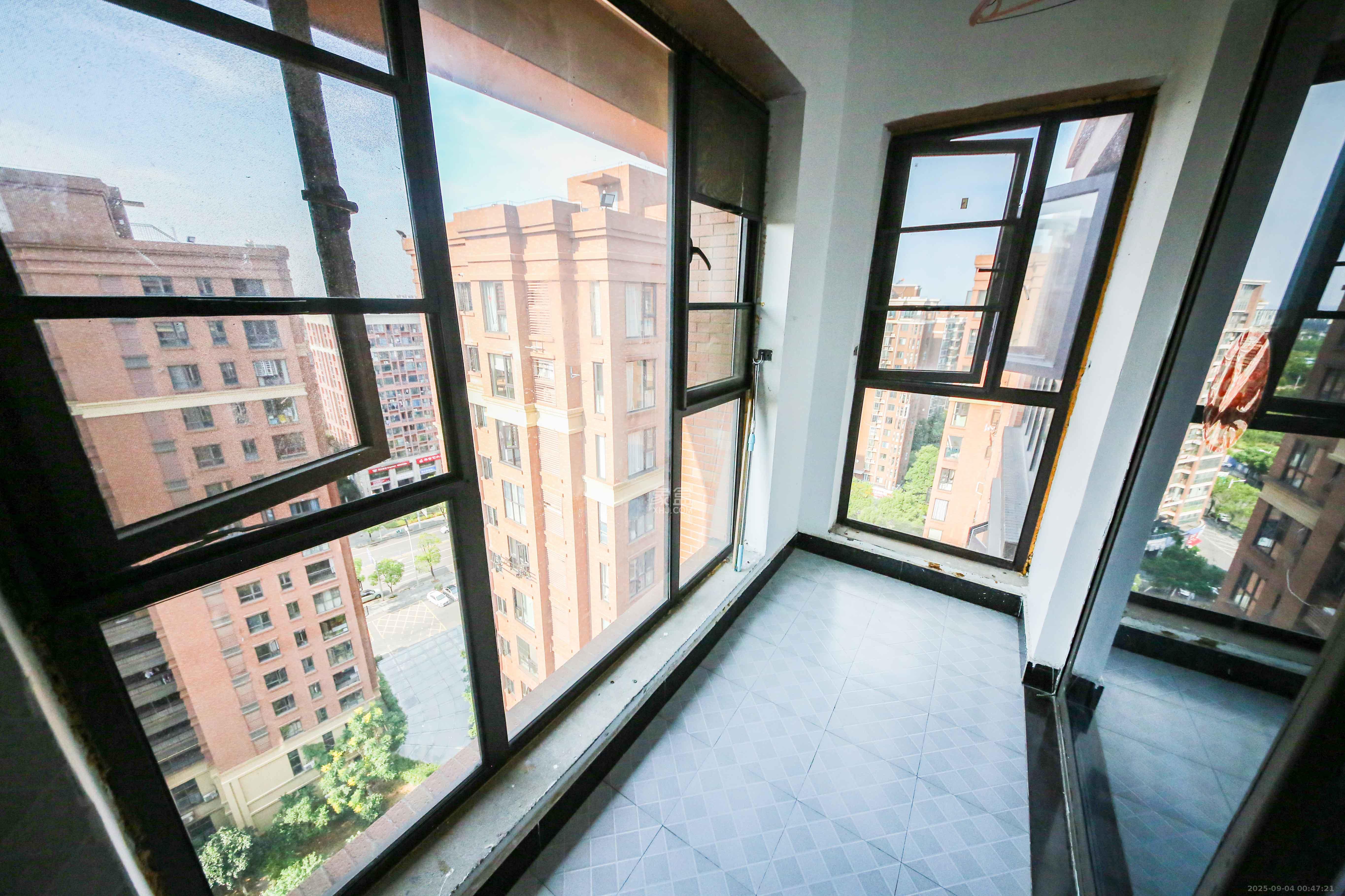 润屋美院 3室2厅1卫 88.0万 润屋美院 3室2厅1卫 88.0万阳台