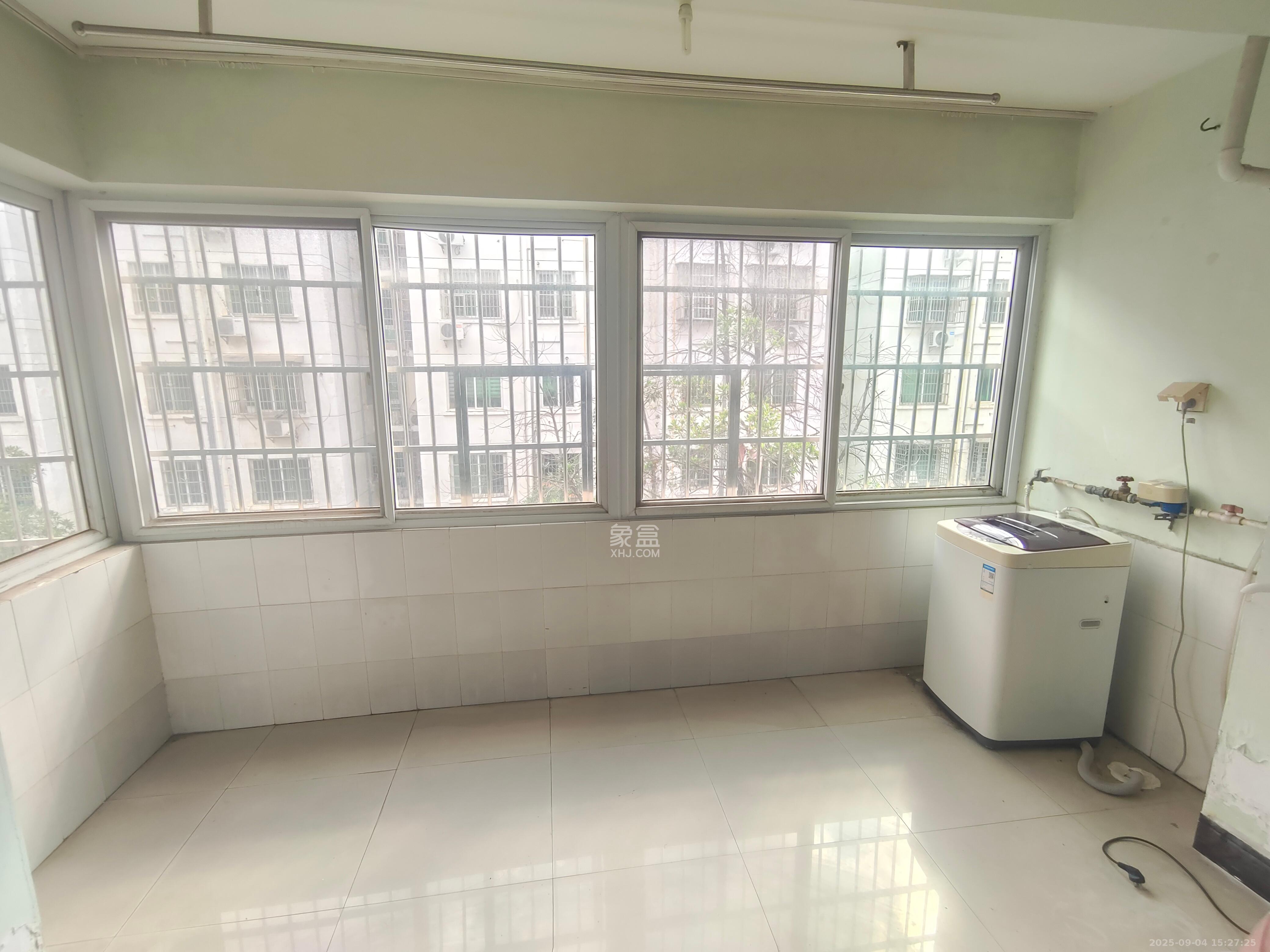 恩瑞麓山名园(龙王港小区)  3室2厅1卫    2400.0元/月 恩瑞麓山名园(龙王港小区)  3室2厅1卫    2400.0元/月