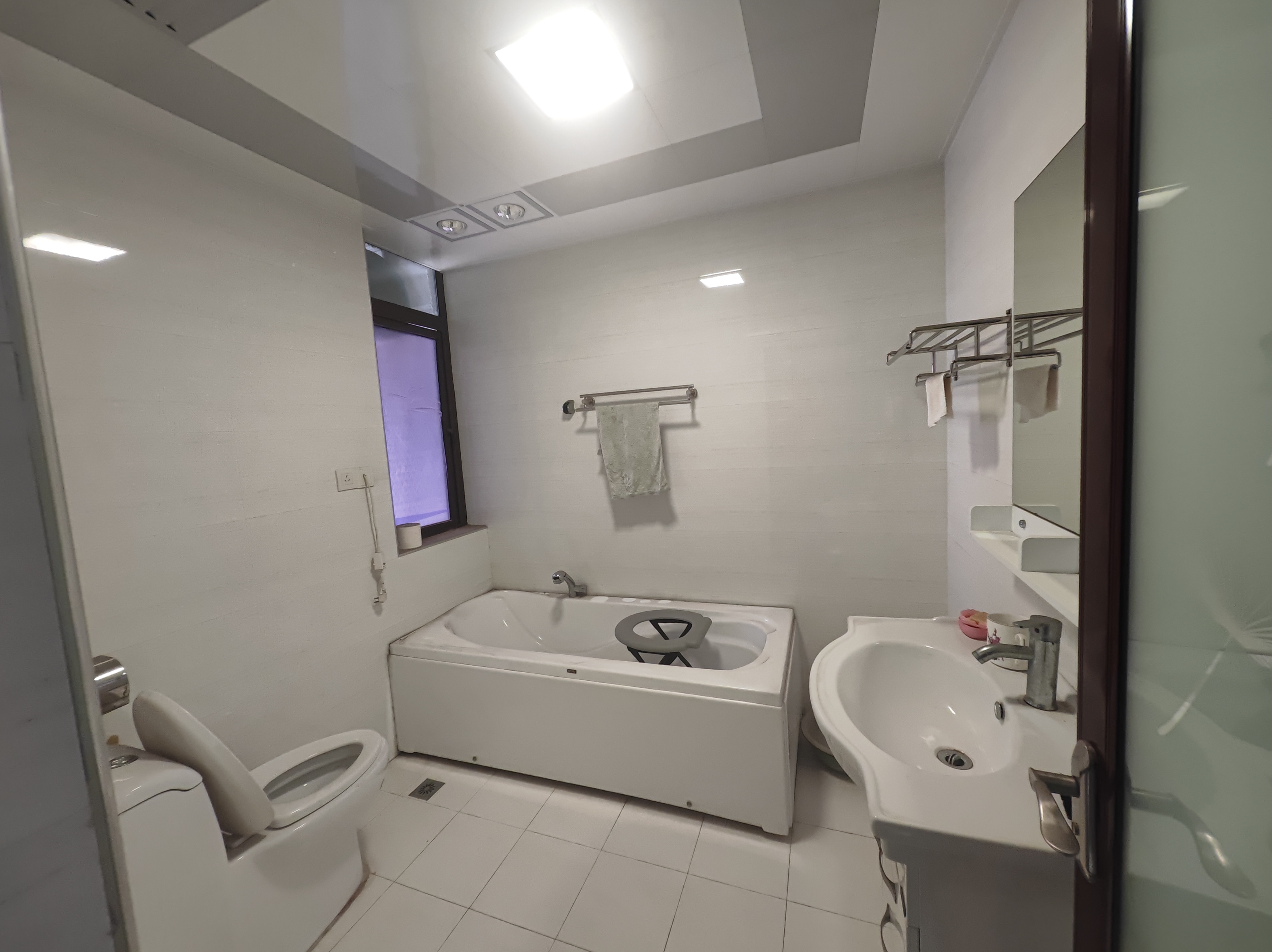 粮运大厦  3室2厅2卫    55.8万 粮运大厦  3室2厅2卫    55.8万客厅