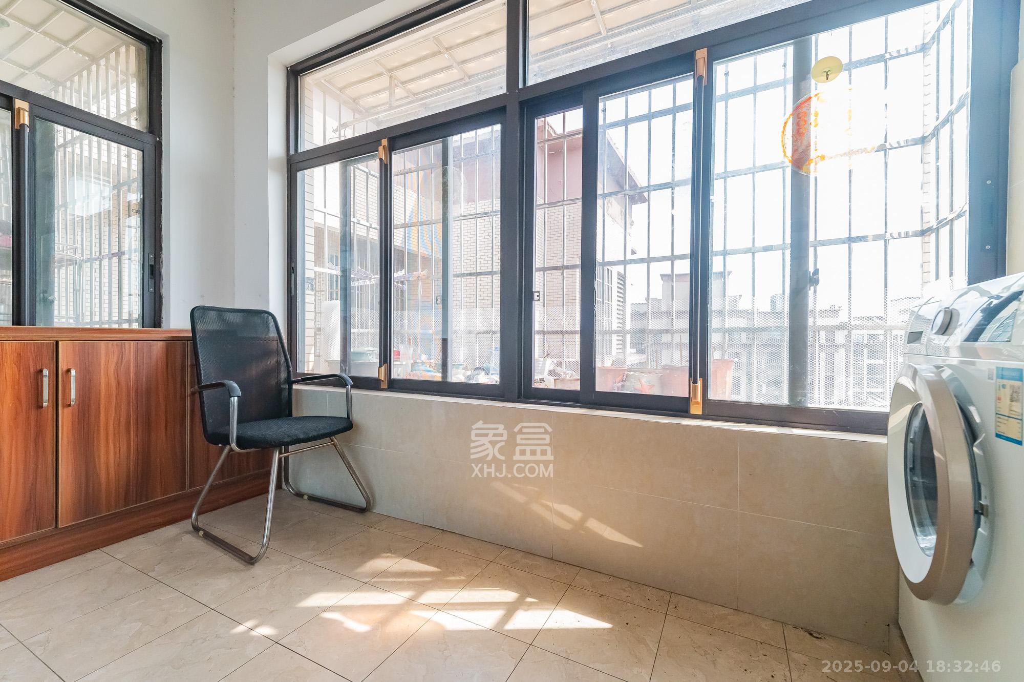 湖湾世景  3室2厅2卫    65.0万 湖湾世景  3室2厅2卫    65.0万阳台