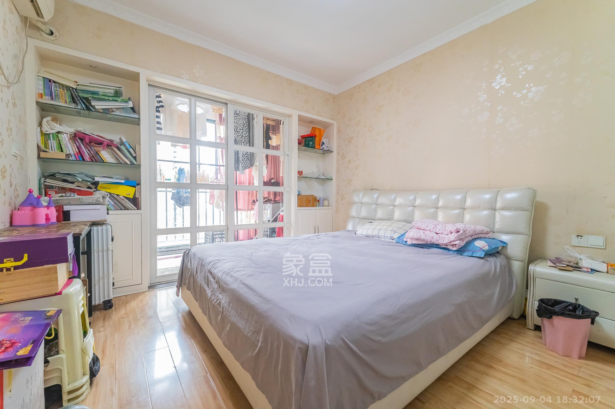 筑梦佳园  4室2厅2卫    99.8万卧室