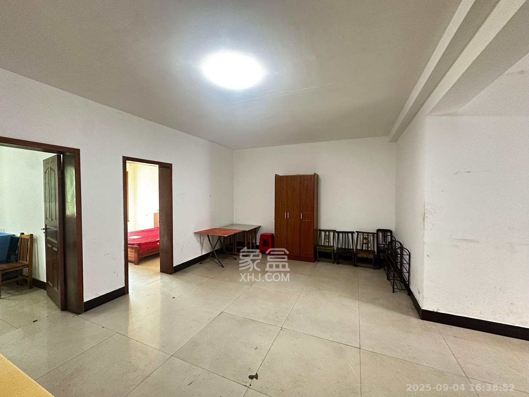 中南汽车世界 3室2厅1卫 1400.0元/月 中南汽车世界 3室2厅1卫 1400.0元/月室内图