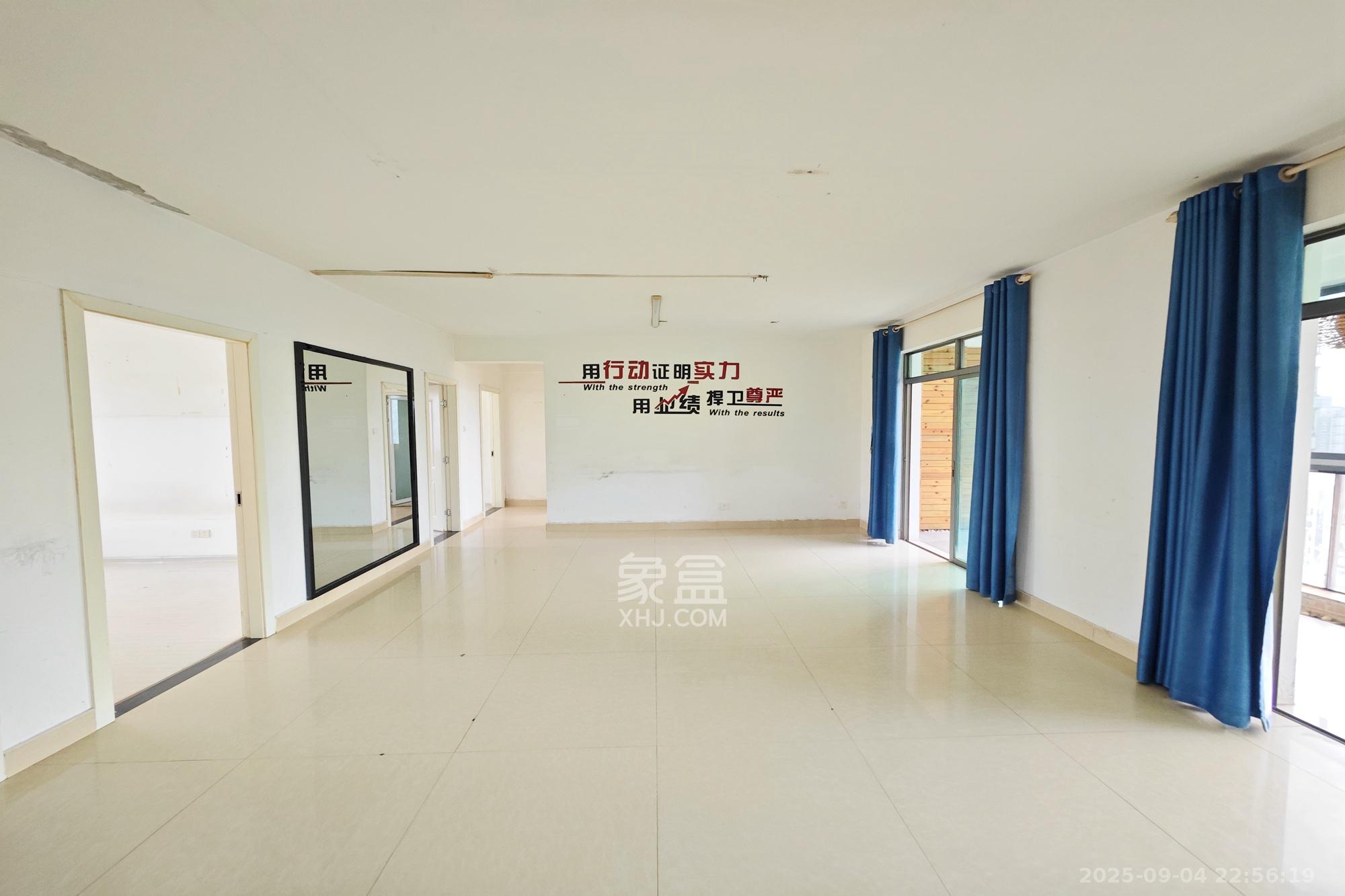 新城新世界一二三期  4室2厅2卫    142.0万 新城新世界一二三期  4室2厅2卫    142.0万客厅