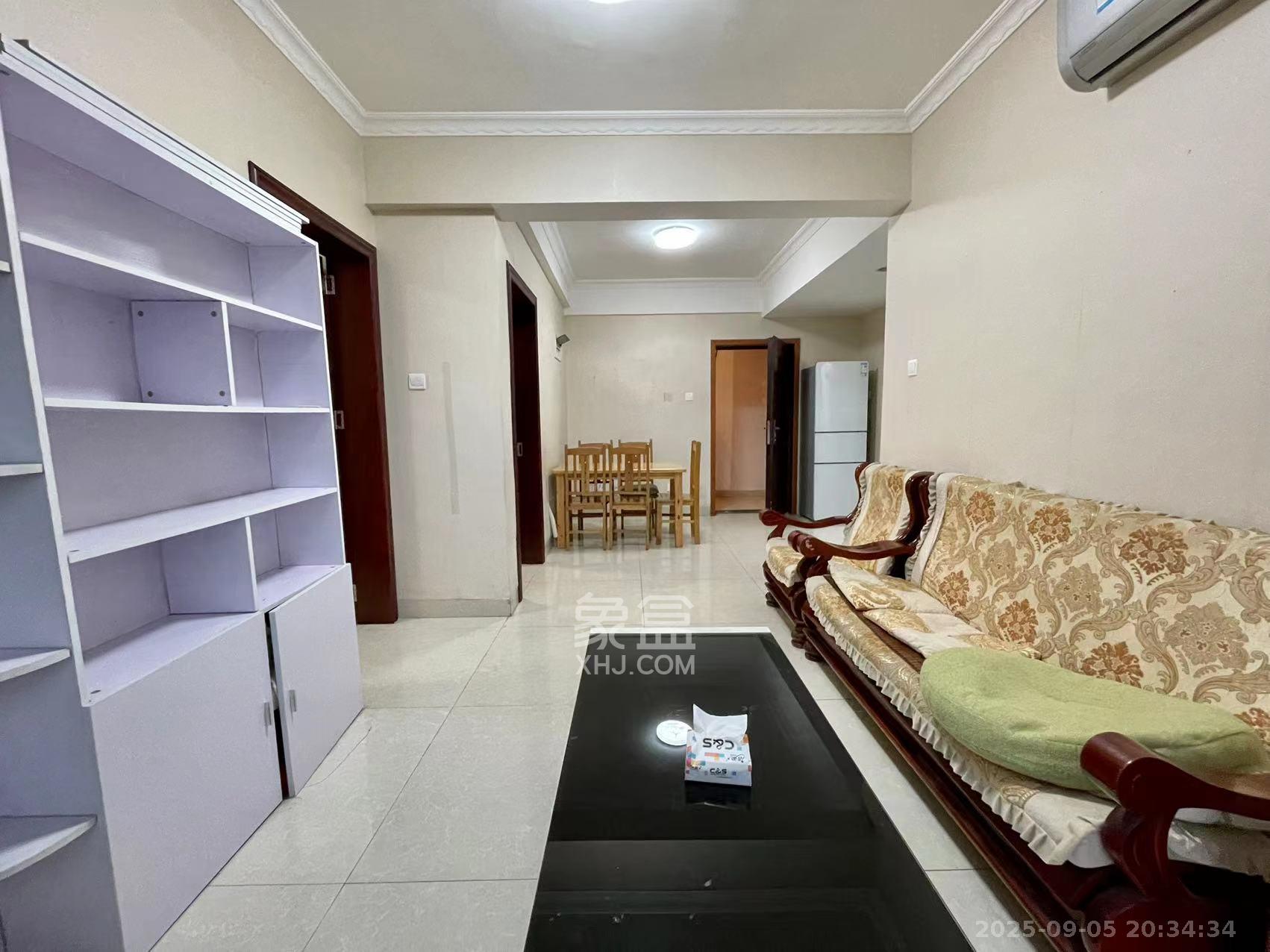 华城广场  2室2厅1卫    2200.0元/月室内图