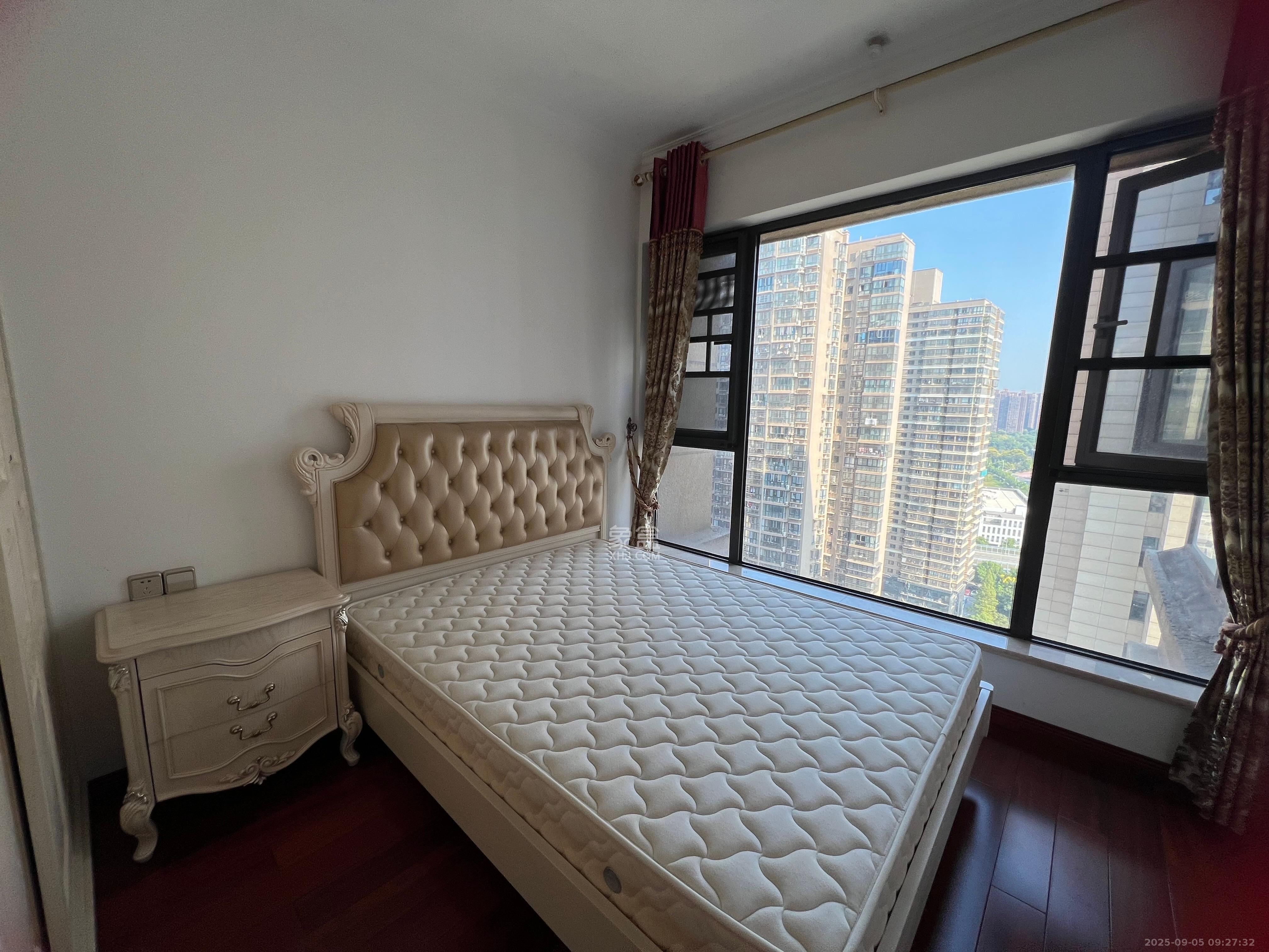 红橡华园(菲莎公馆)  4室2厅1卫    4200.0元/月室内图