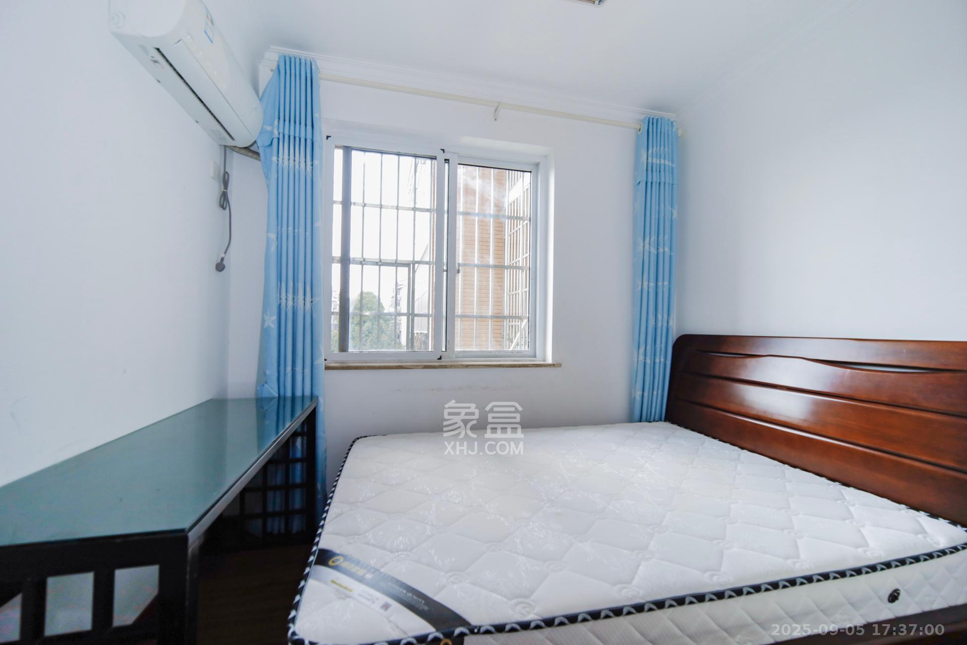 山水庭院  3室2厅1卫    68.0万卧室