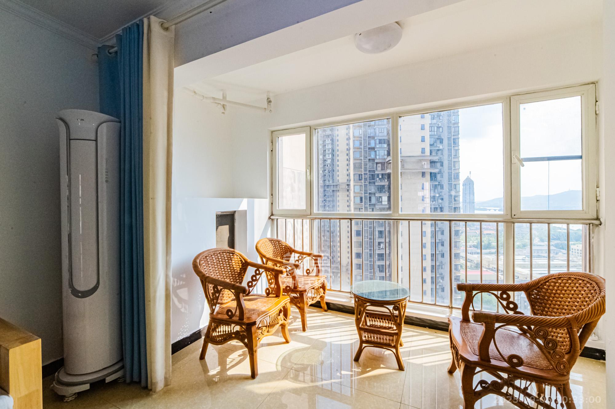 北辰三角洲E6区  4室2厅2卫    205.0万阳台