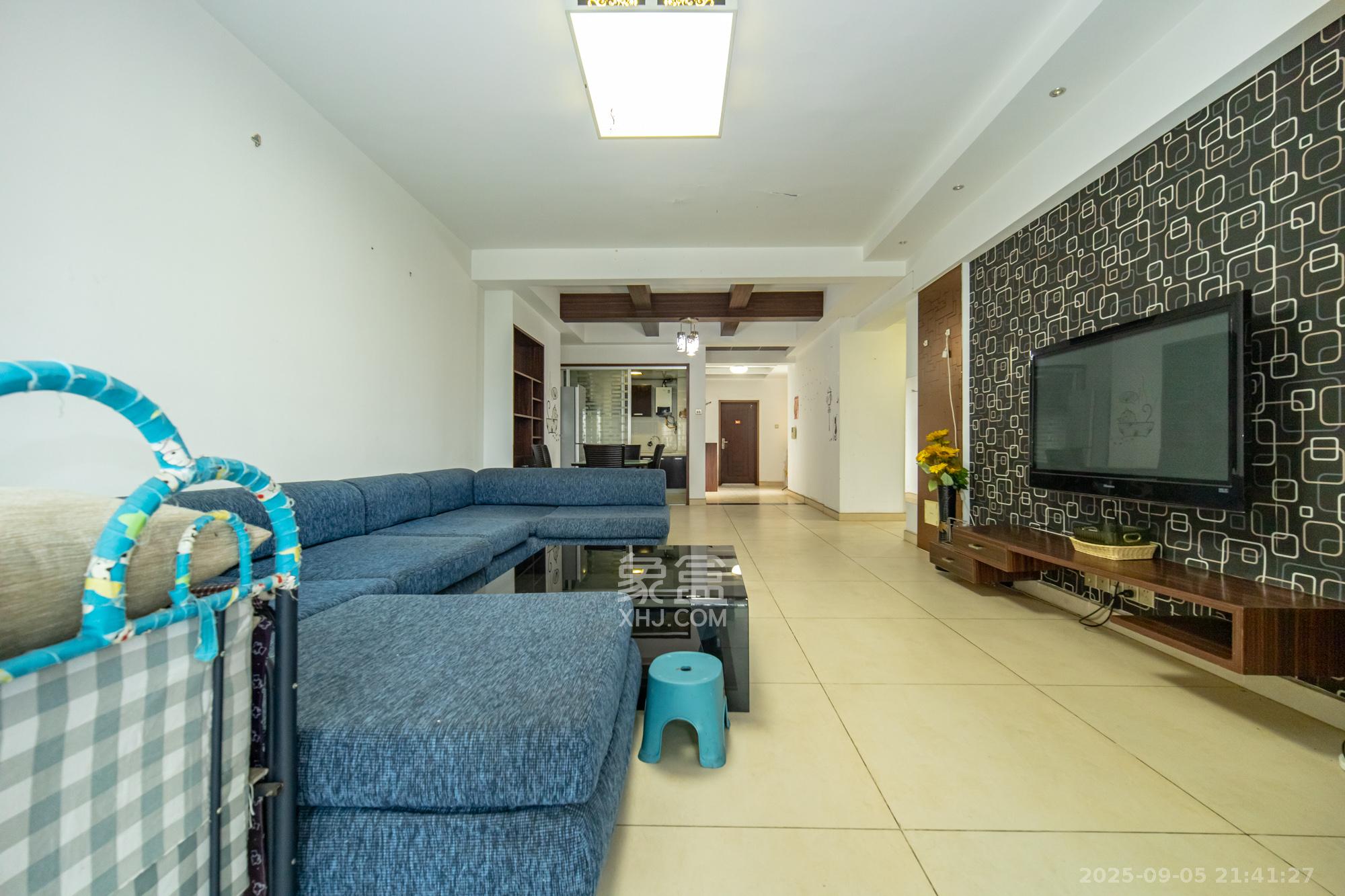 楚天馨苑 2室2厅1卫 55.0万 楚天馨苑 2室2厅1卫 55.0万客厅