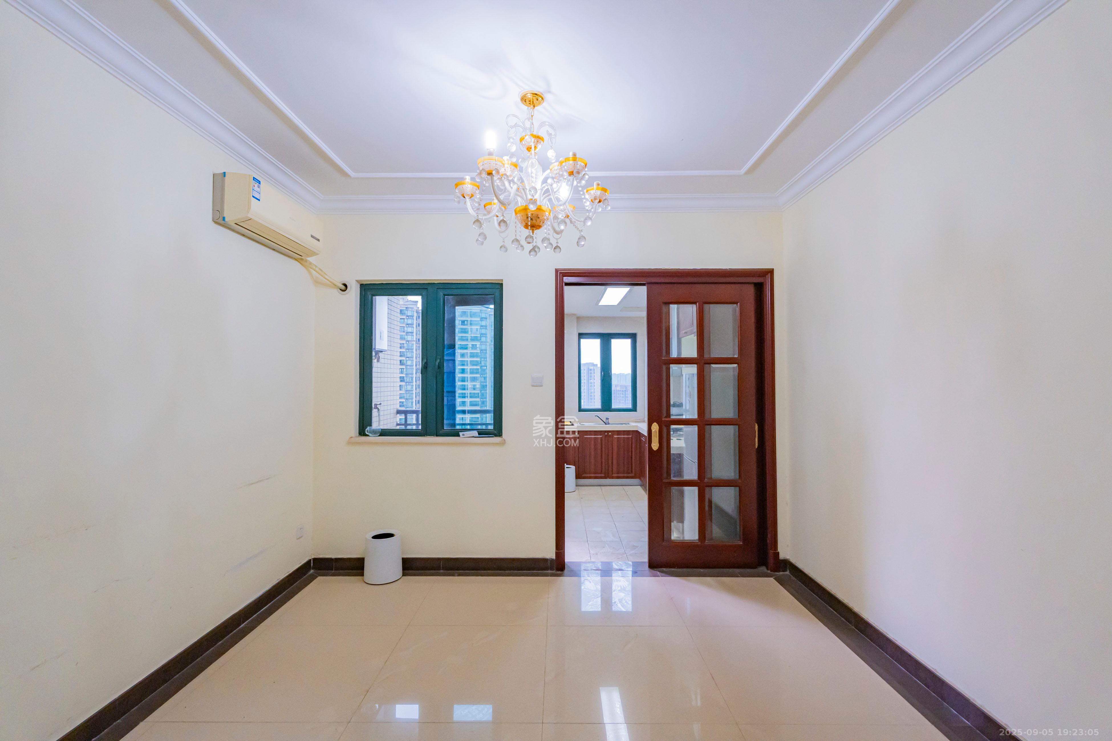 恒大雅苑  3室2厅2卫    125.0万 恒大雅苑  3室2厅2卫    125.0万客厅