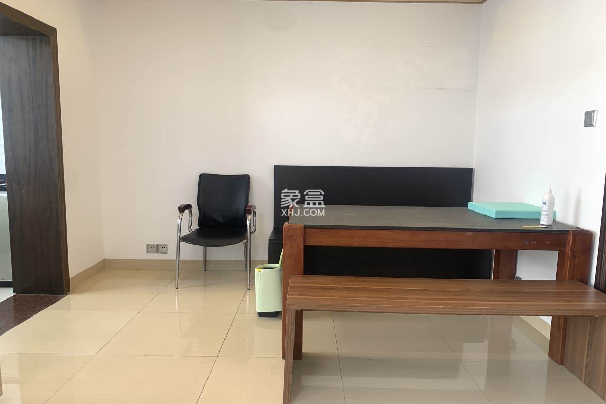 复转军官公寓  1室2厅1卫    2400.0元/月 复转军官公寓  1室2厅1卫    2400.0元/月室内图