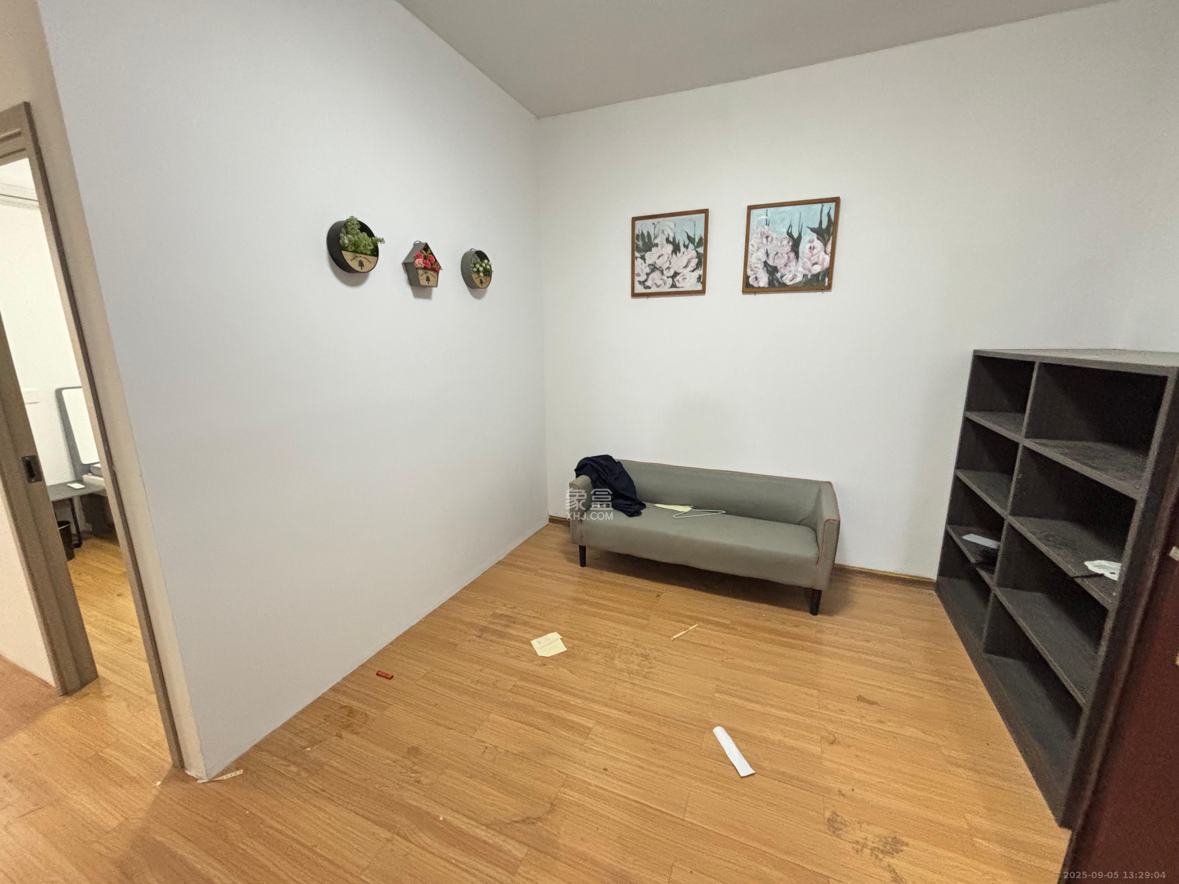 红星国际星城  3室2厅1卫    2400.0元/月 红星国际星城  3室2厅1卫    2400.0元/月