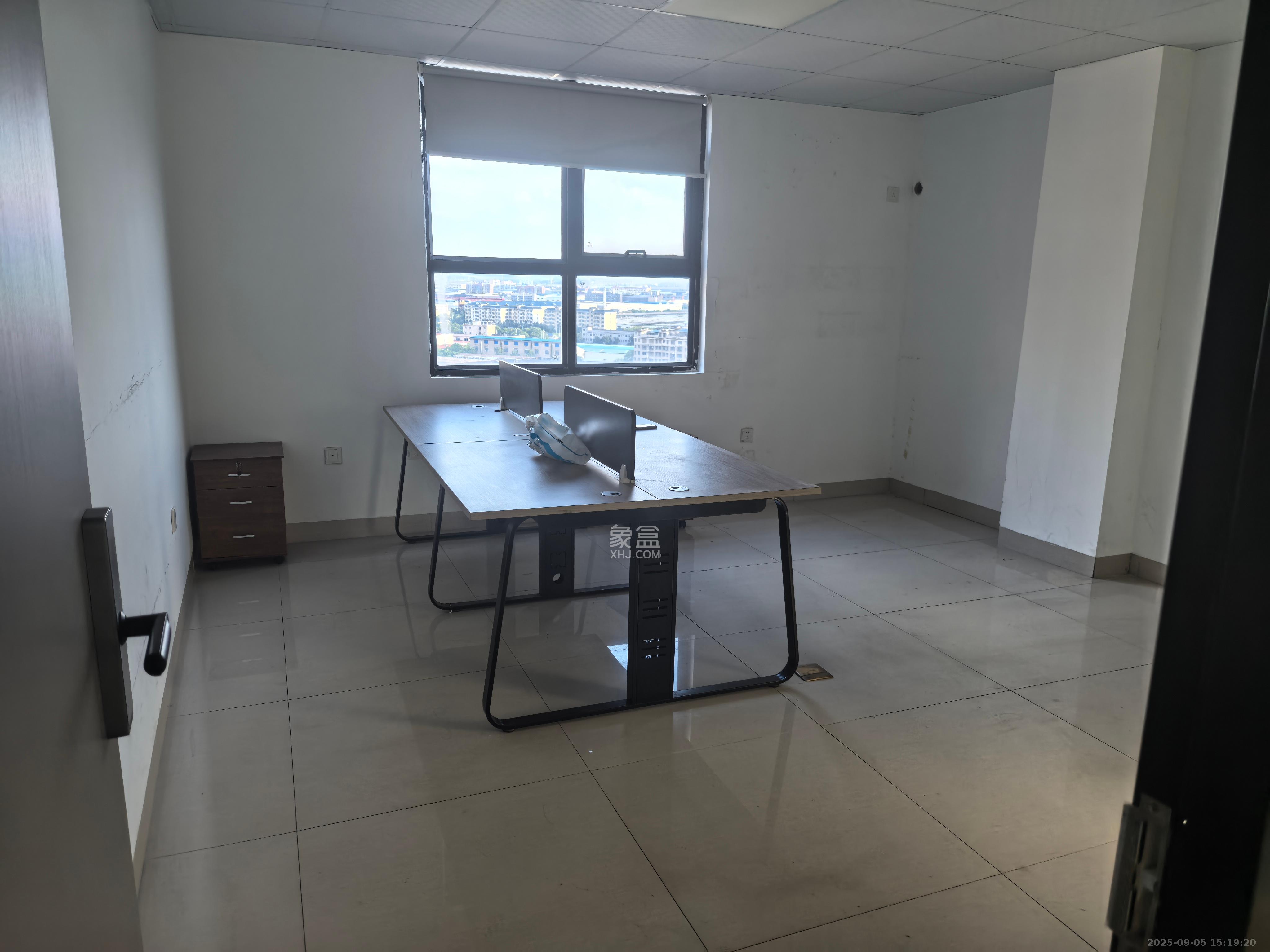 中特青年公寓  3室2厅2卫    1300.0元/月 中特青年公寓  3室2厅2卫    1300.0元/月室内图