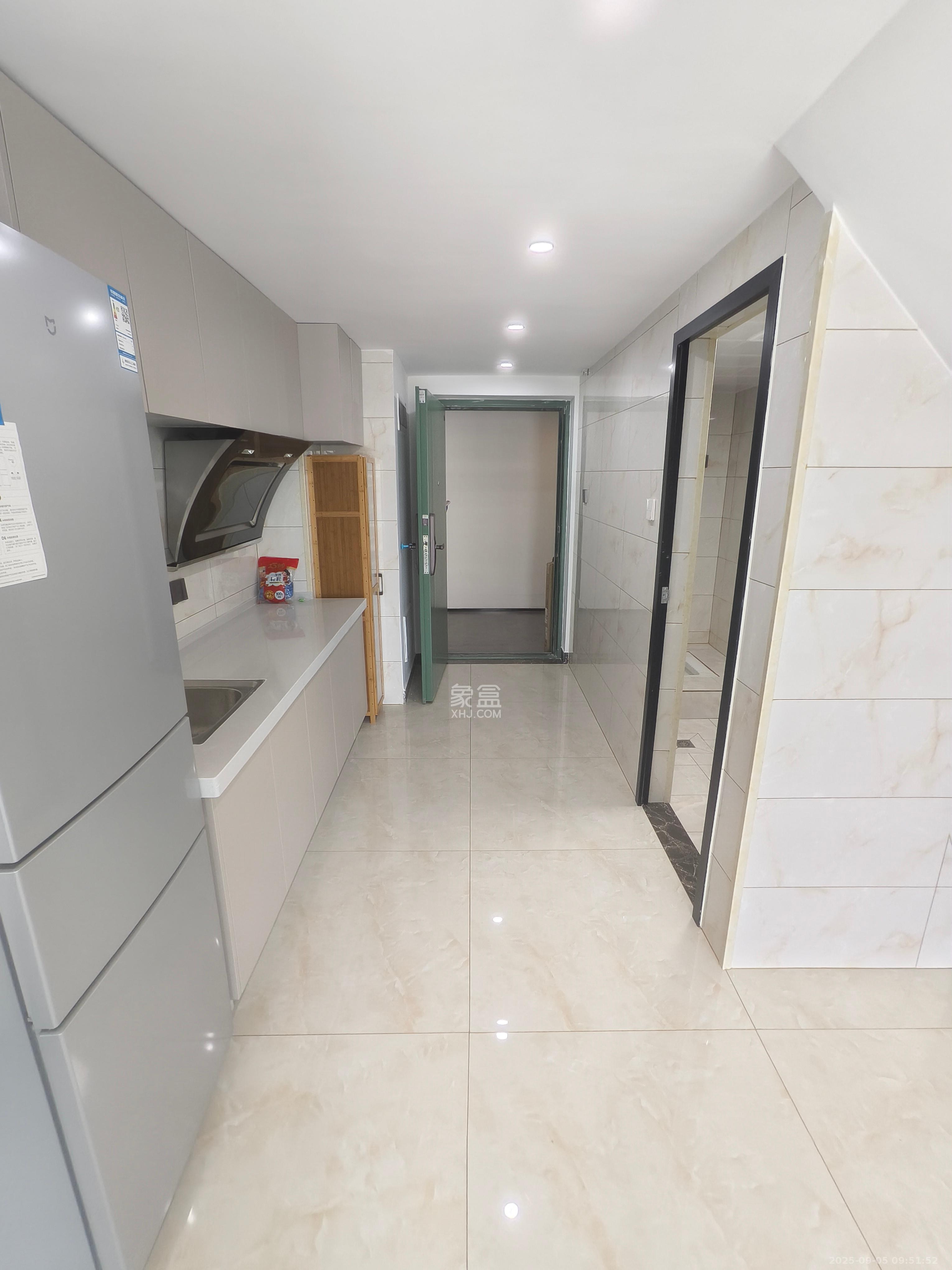 绿地V岛  2室1厅1卫    2400.0元/月室内图