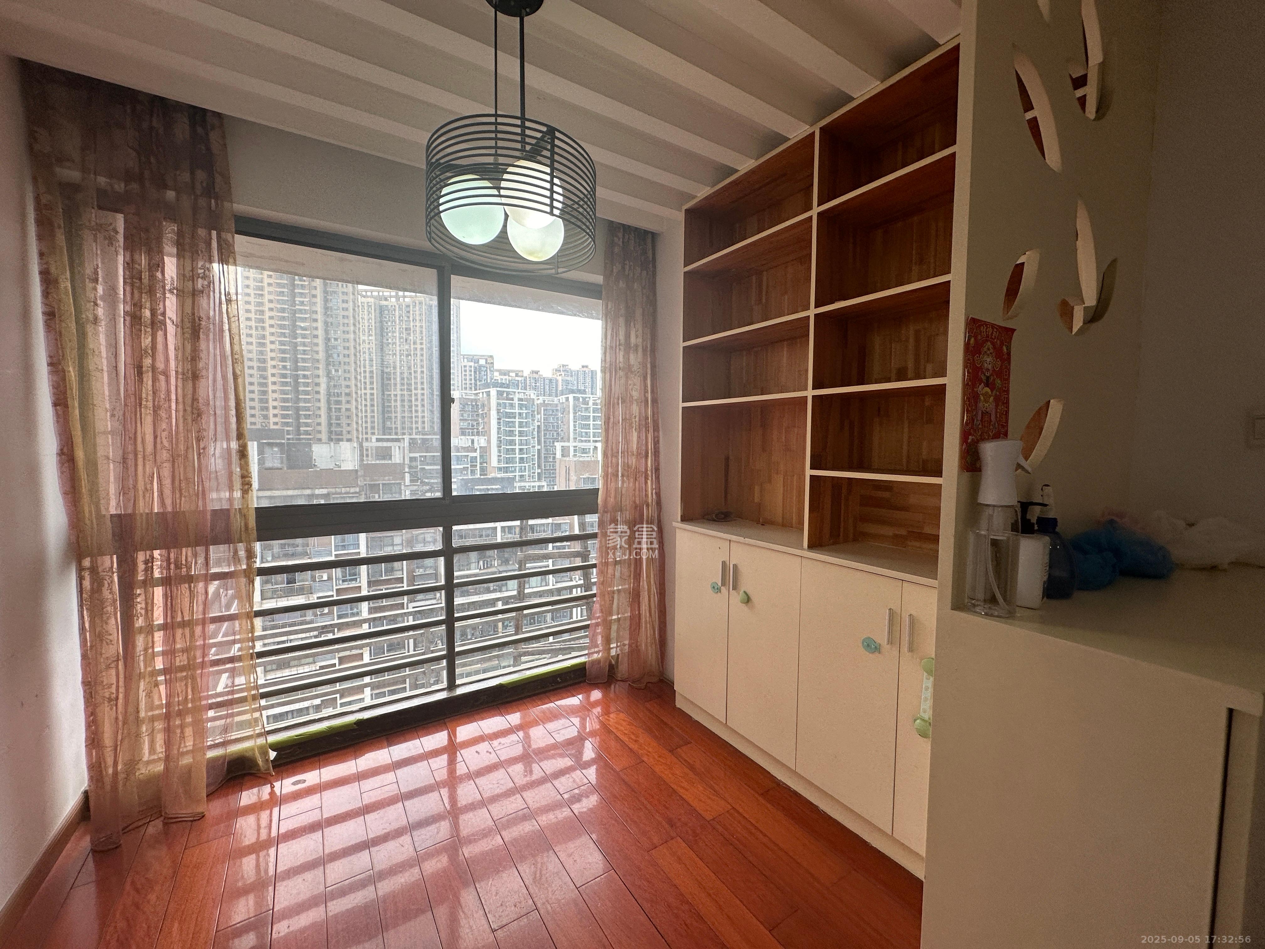 滨江君悦香邸 3室2厅2卫 3300.0元/月 滨江君悦香邸 3室2厅2卫 3300.0元/月室内图