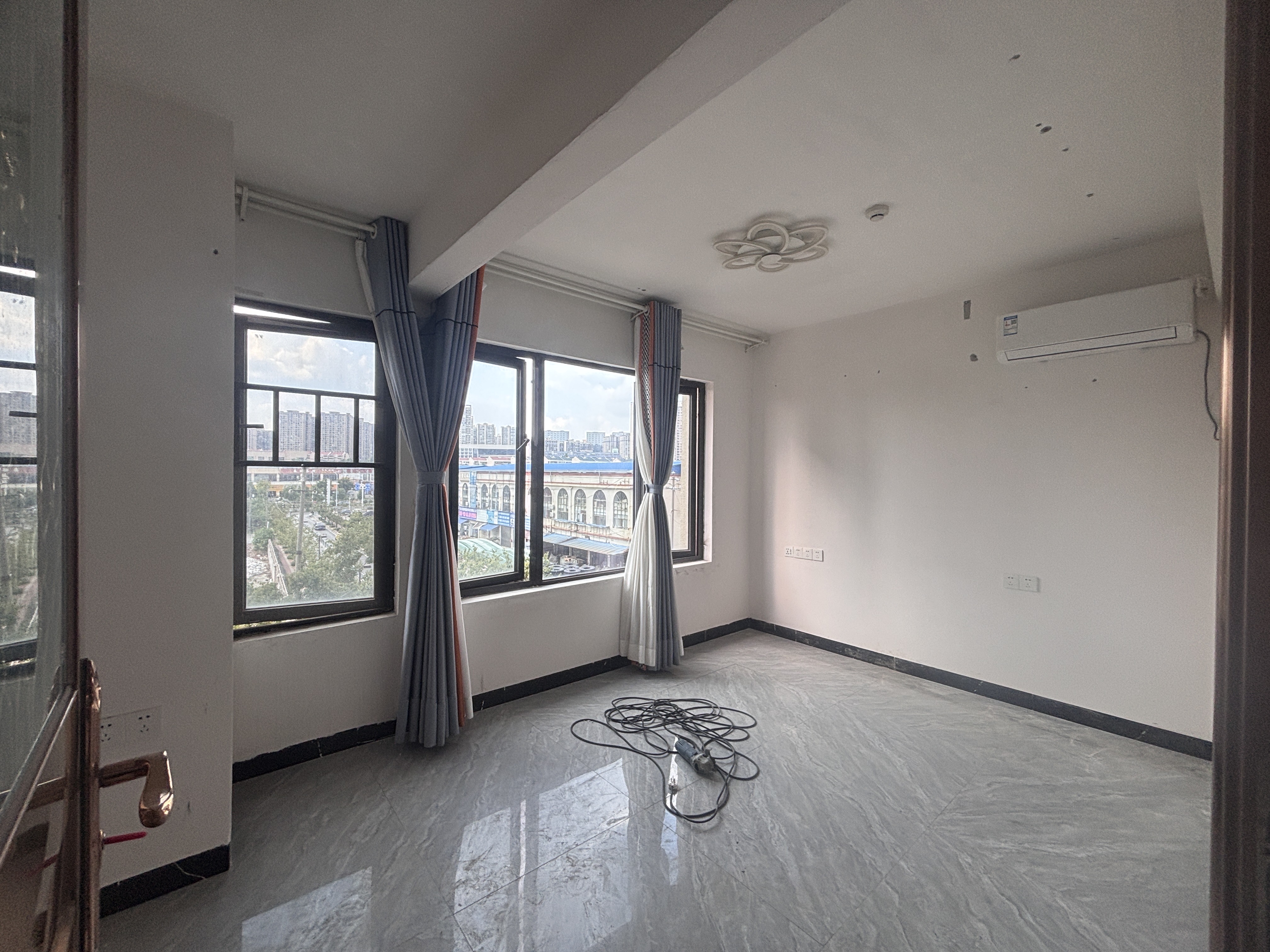 中海珑悦府  1室0厅0卫    1400.0元/月户型图