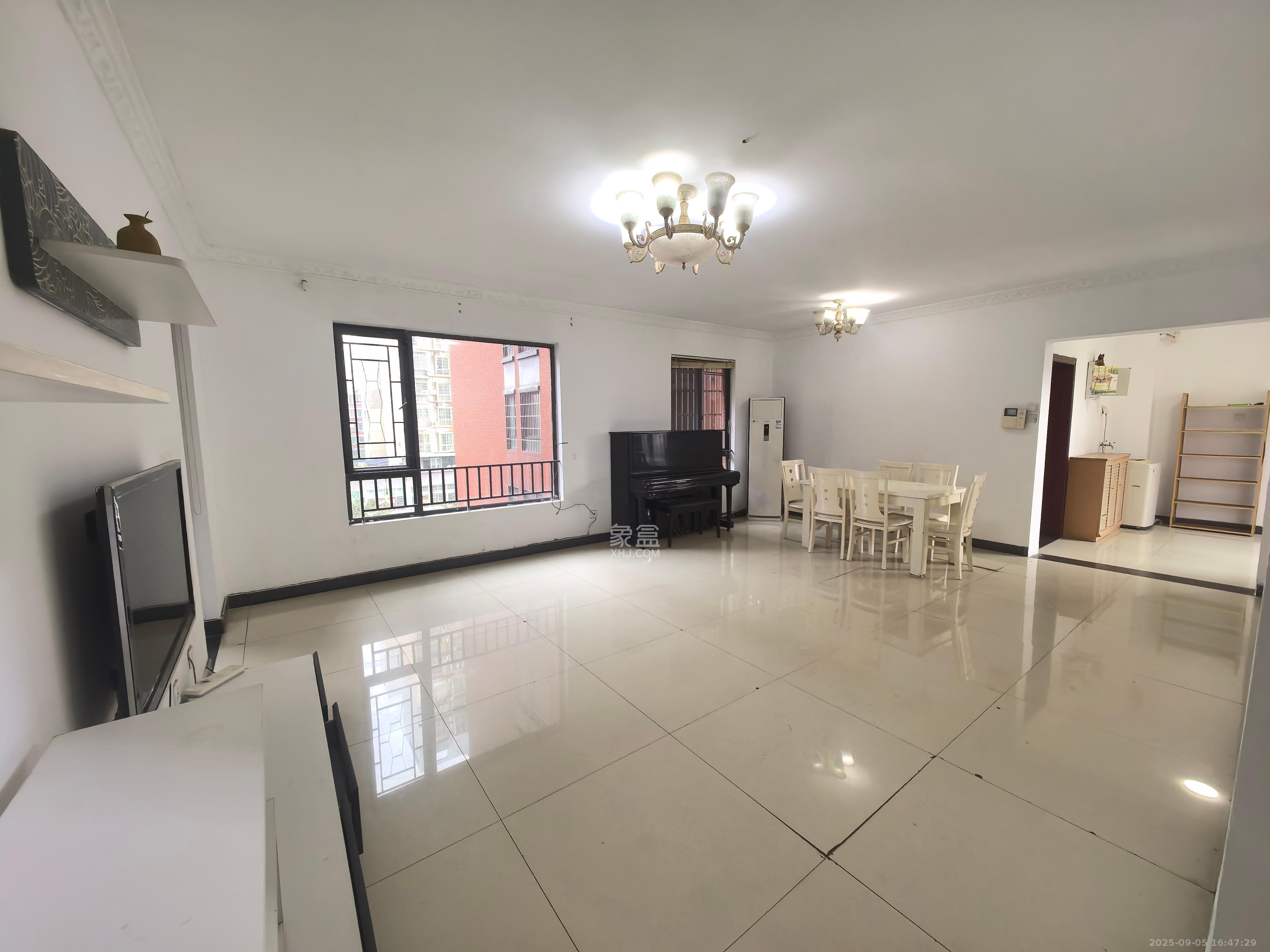 华润凤凰城二期 3室2厅2卫 1800.0元/月 华润凤凰城二期 3室2厅2卫 1800.0元/月室内图