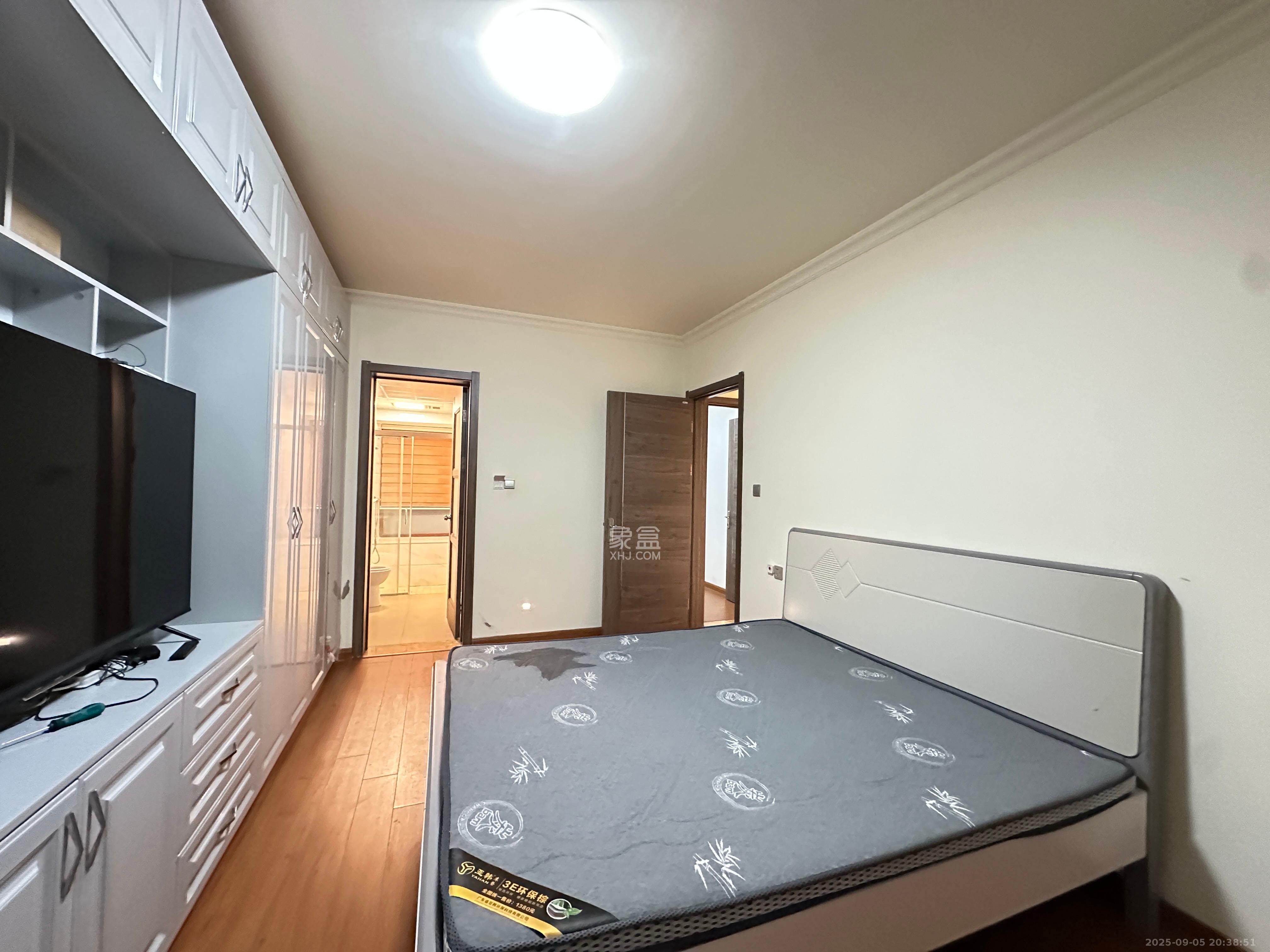 碧桂园高尔夫花园  4室2厅2卫    2600.0元/月 碧桂园高尔夫花园  4室2厅2卫    2600.0元/月室内图