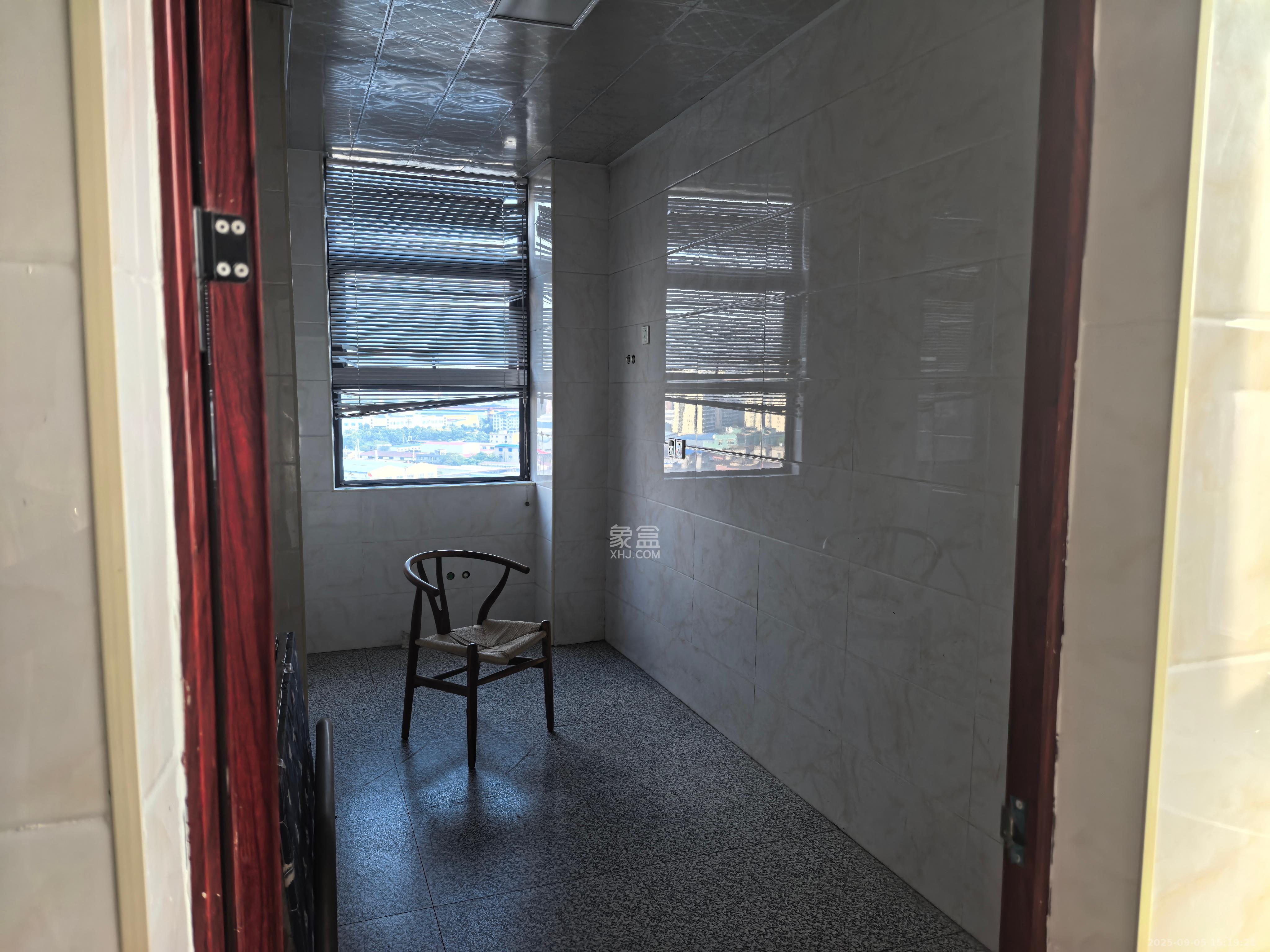 中特青年公寓  3室2厅2卫    1300.0元/月 中特青年公寓  3室2厅2卫    1300.0元/月室内图