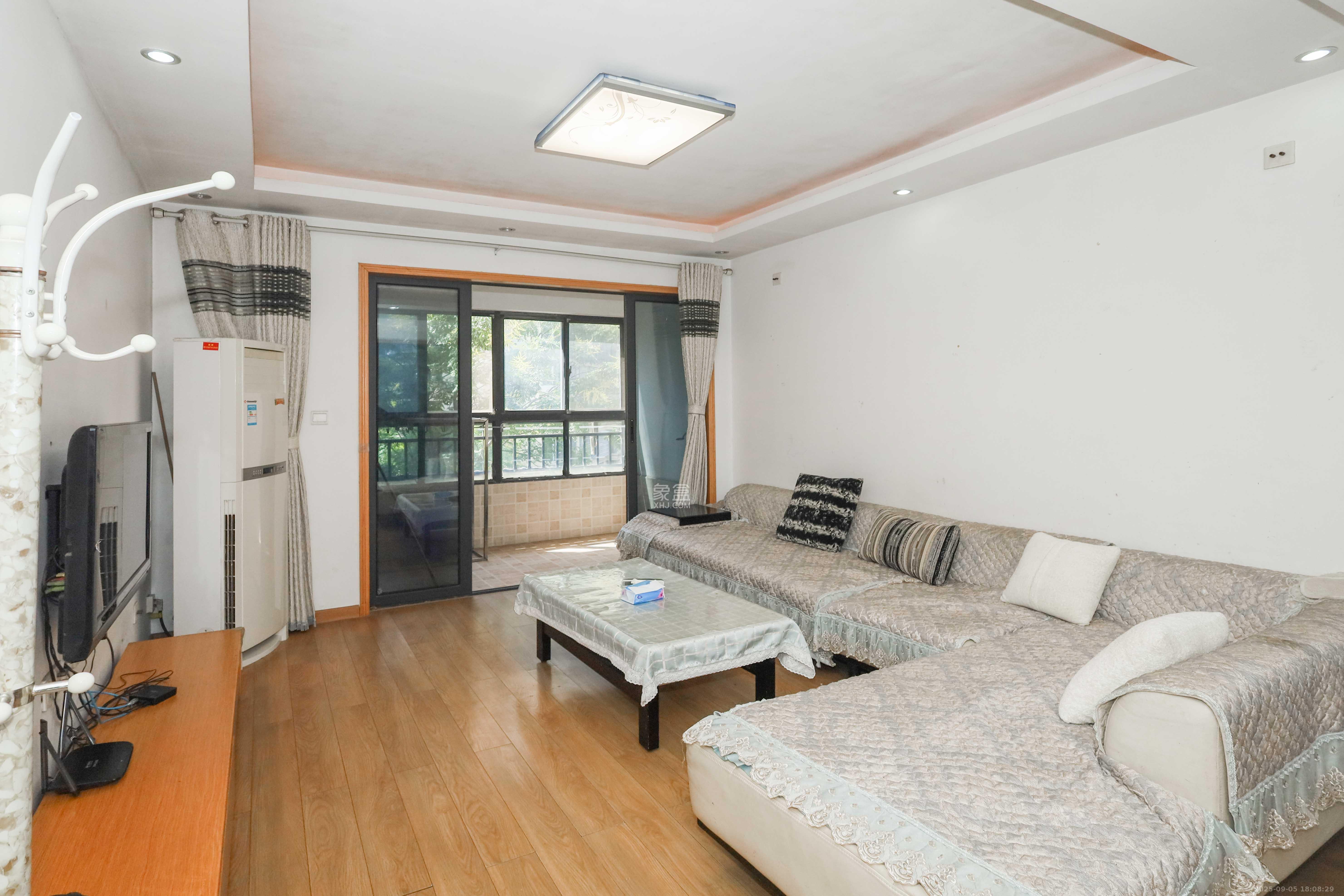 保利麓谷林语A区  3室2厅1卫    88.8万客厅