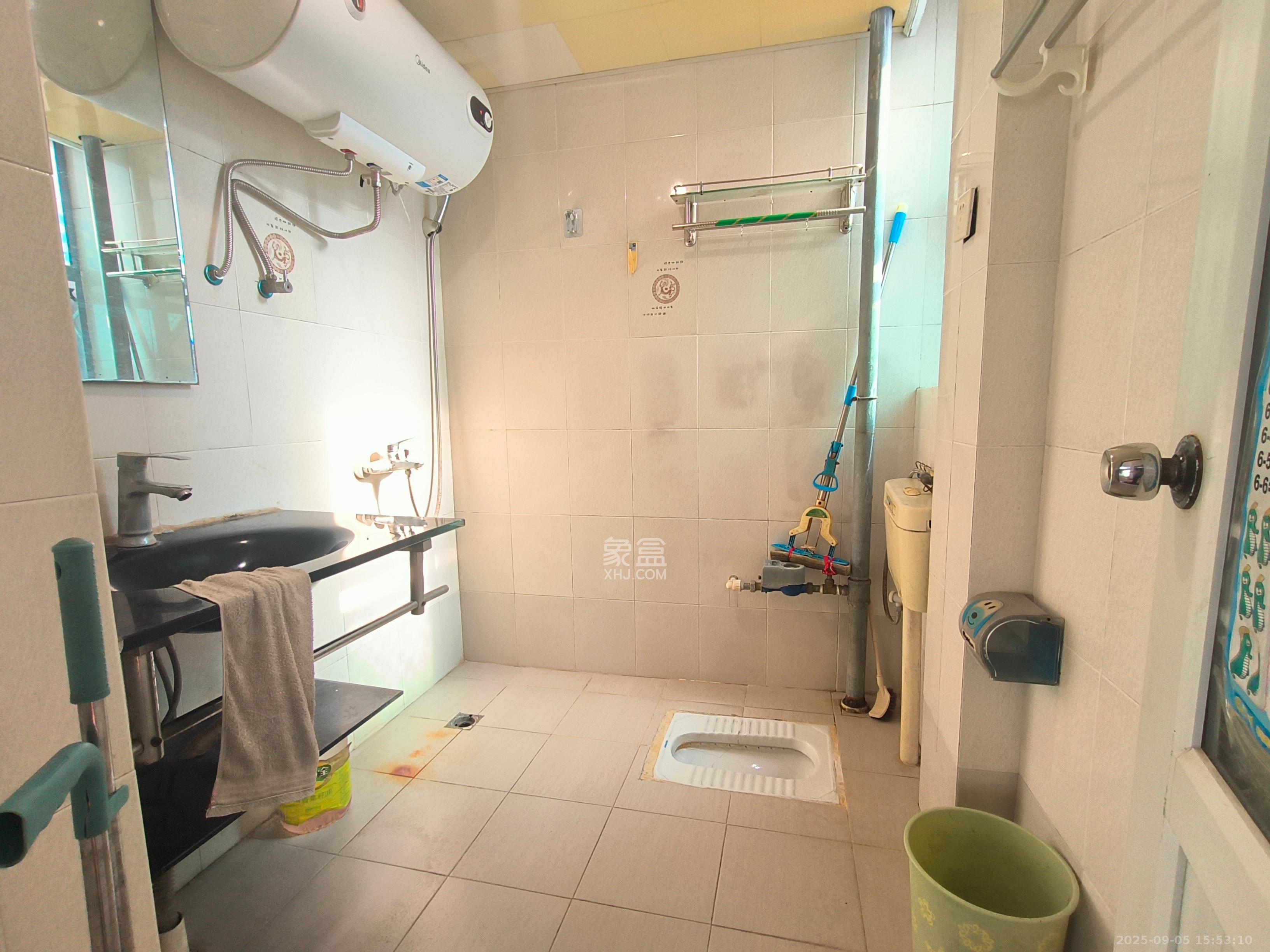 银港水晶城 2室2厅1卫 1800.0元/月 银港水晶城 2室2厅1卫 1800.0元/月室内图