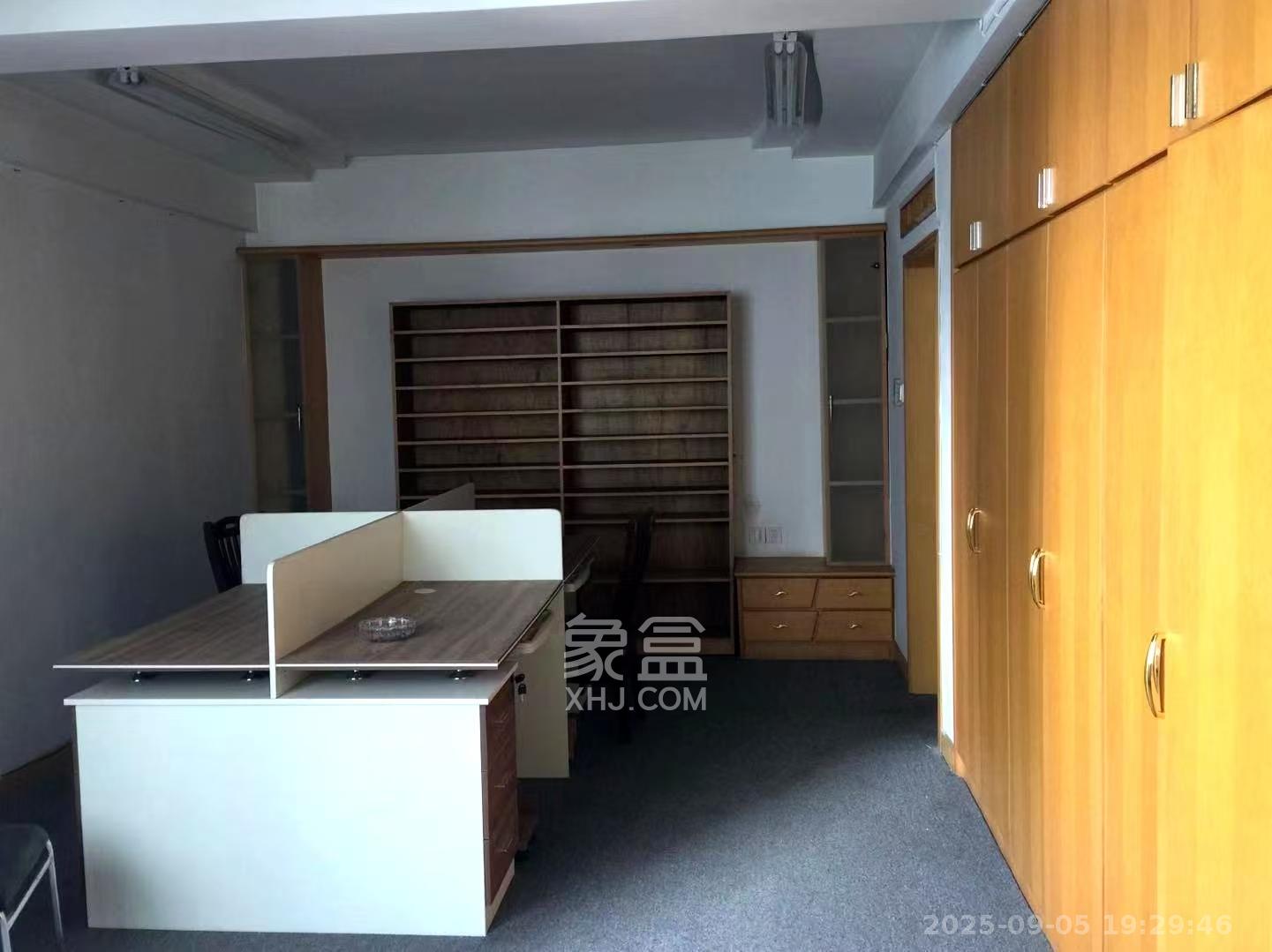 华凌大厦(五华酒店宿舍) 4室2厅2卫 3500.0元/月 华凌大厦(五华酒店宿舍) 4室2厅2卫 3500.0元/月室内图