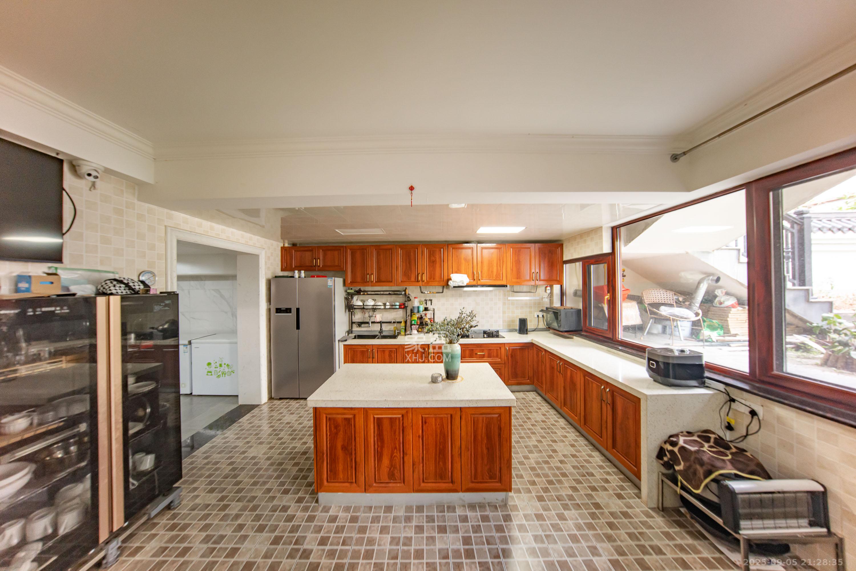 汀湘十里  5室2厅4卫    538.0万 汀湘十里  5室2厅4卫    538.0万厨房