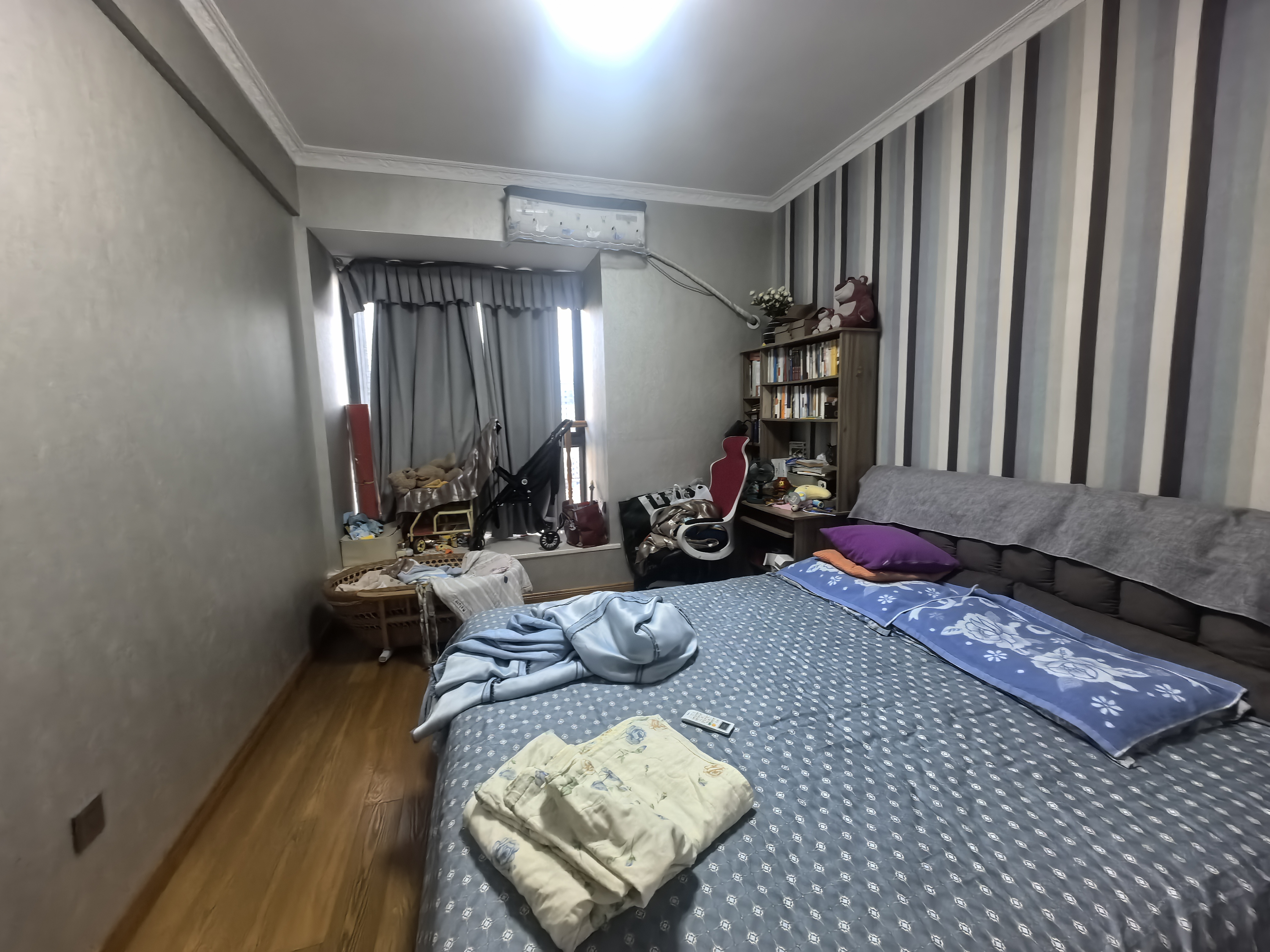 山城上品  4室2厅2卫    85.0万客厅