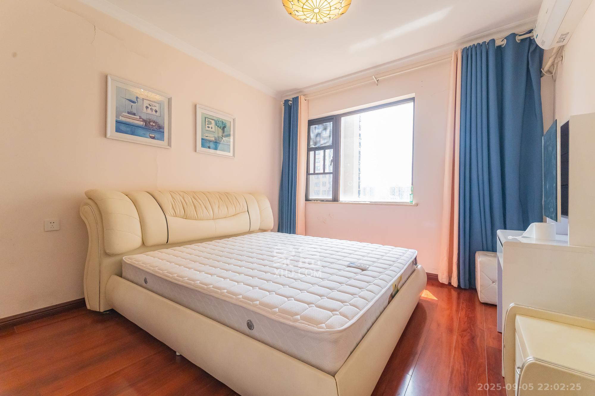 华润置地广场一期  3室2厅2卫    88.0万 华润置地广场一期  3室2厅2卫    88.0万卧室