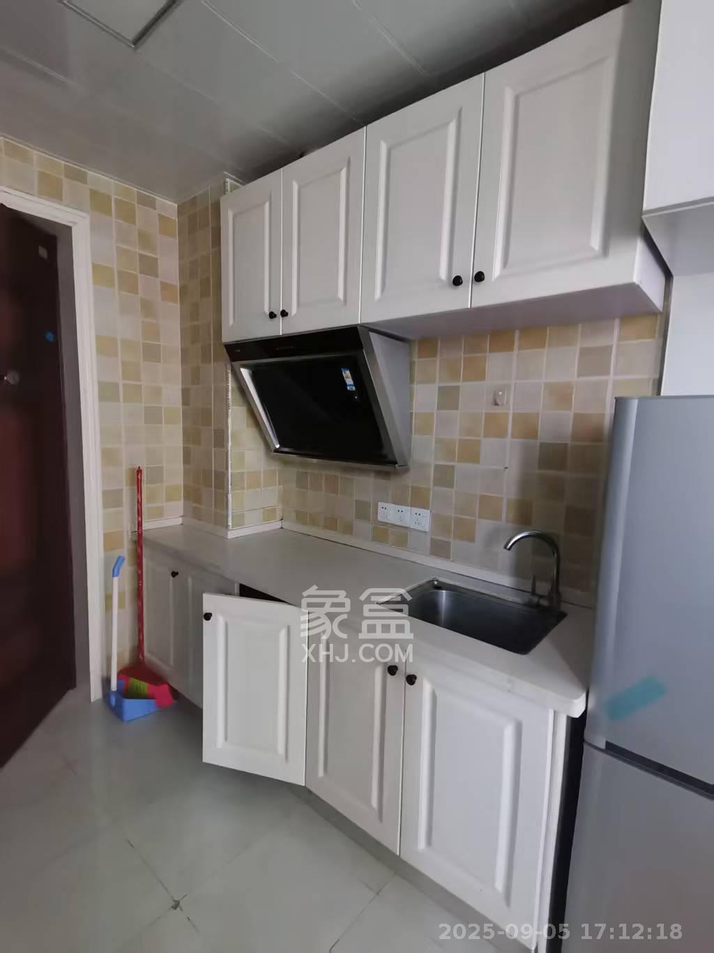 金茂梅溪湖  1室1厅1卫    1400.0元/月 金茂梅溪湖  1室1厅1卫    1400.0元/月