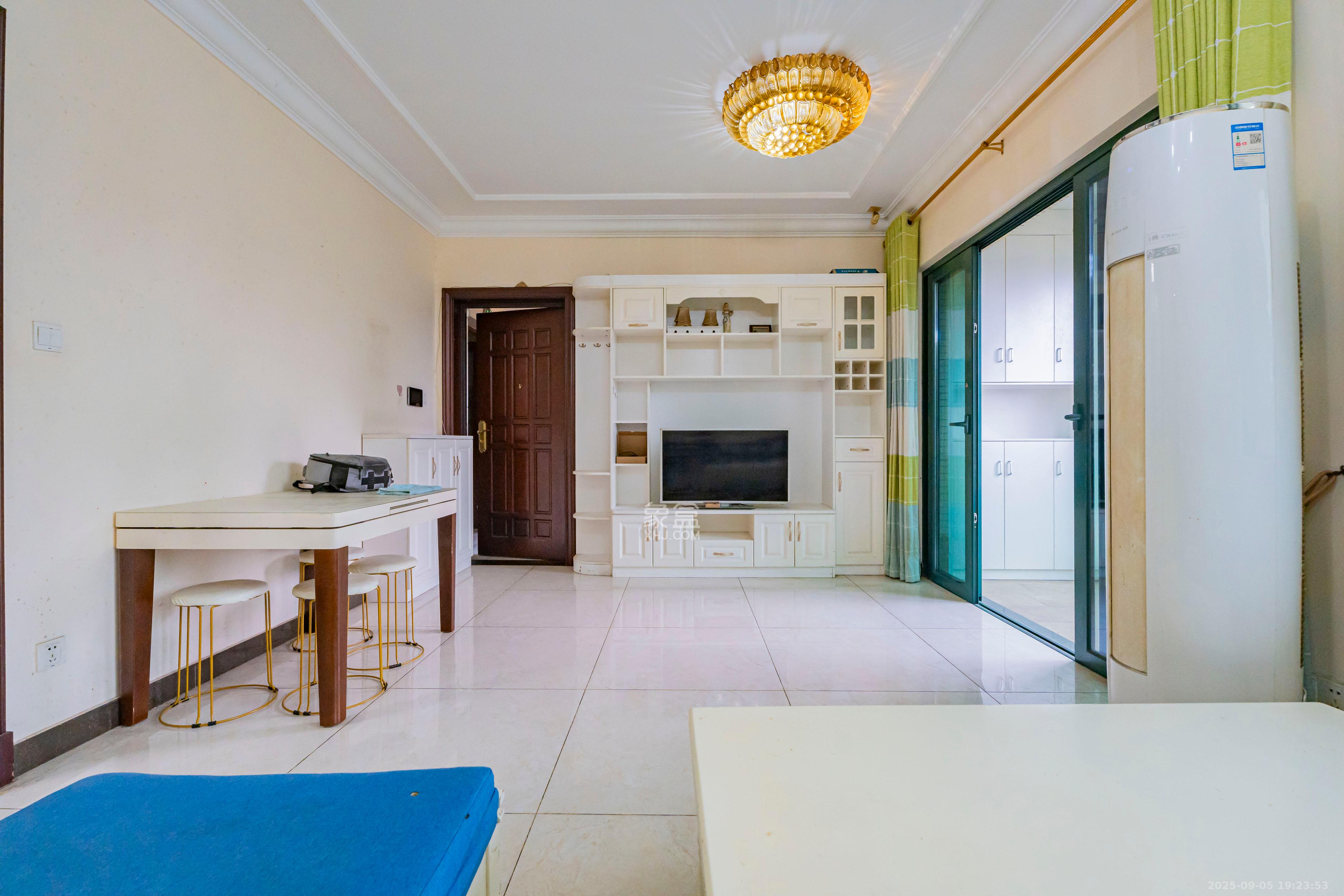 恒大雅苑  3室2厅2卫    82.8万客厅