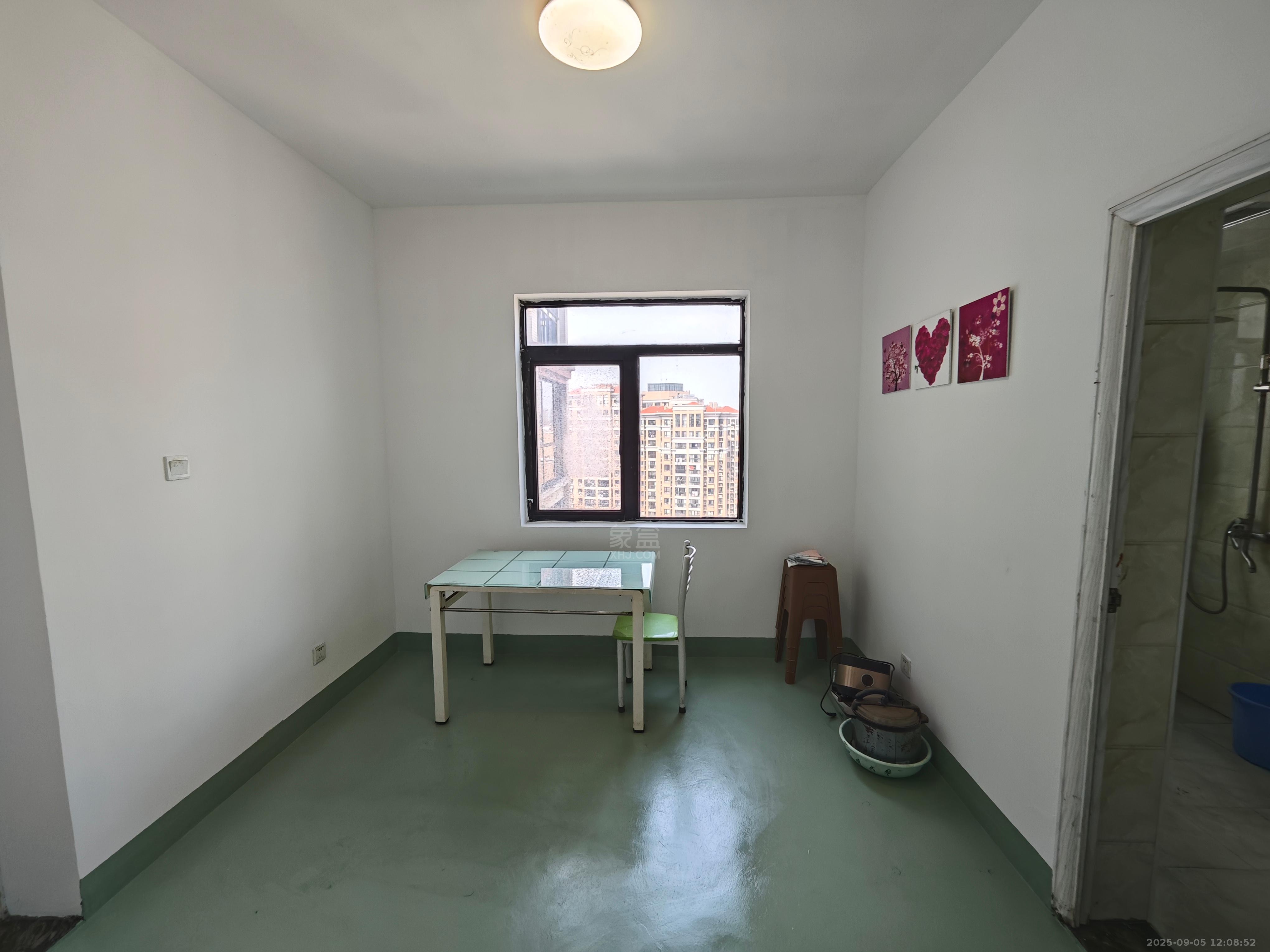 龙腾国际 4室2厅1卫 700.0元/月 龙腾国际 4室2厅1卫 700.0元/月室内图