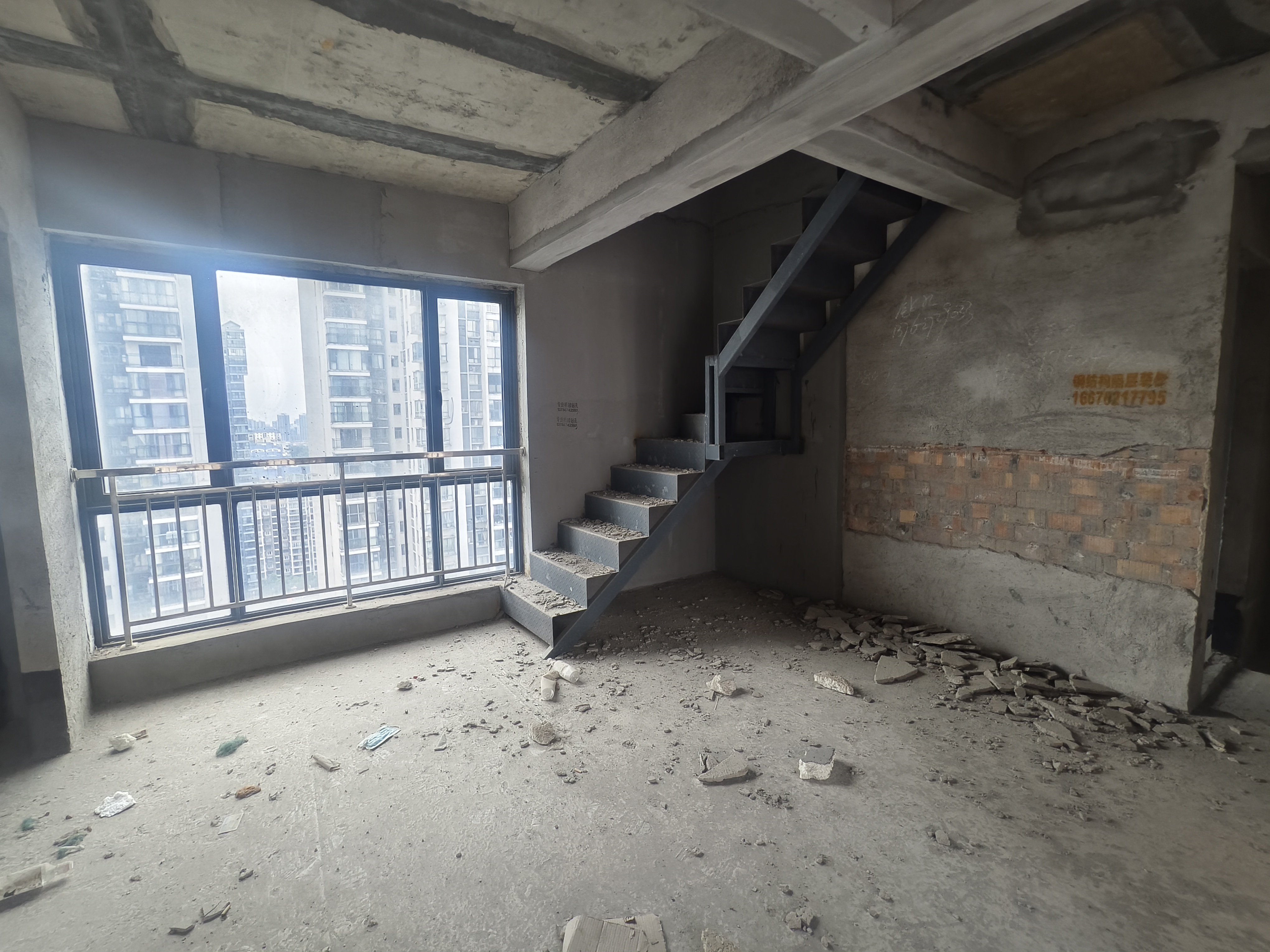 领御一方中心 4室2厅2卫 116.00万 领御一方中心 4室2厅2卫 116.00万客厅