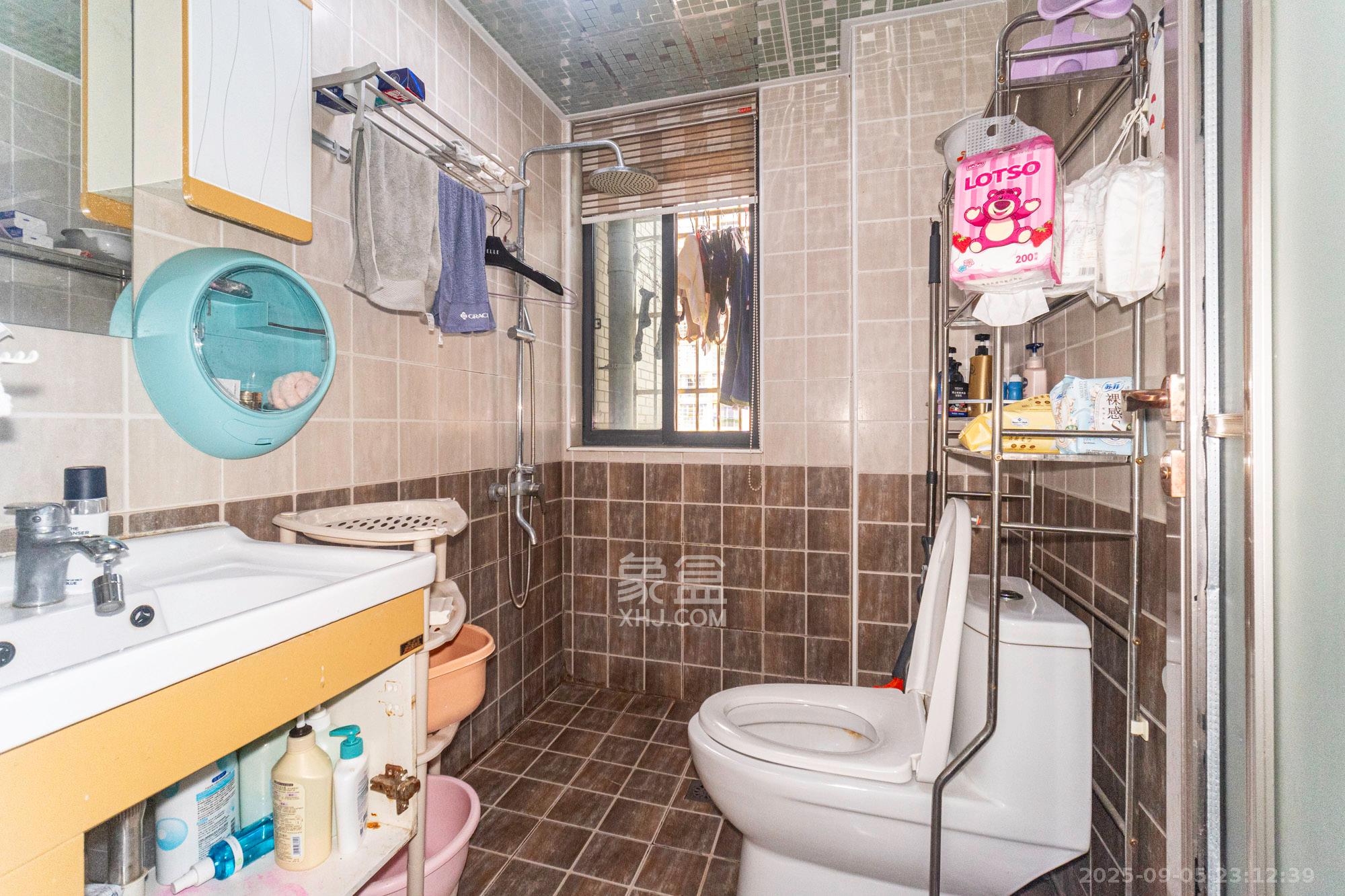 佳美紫郡  3室2厅2卫    65.0万卫生间