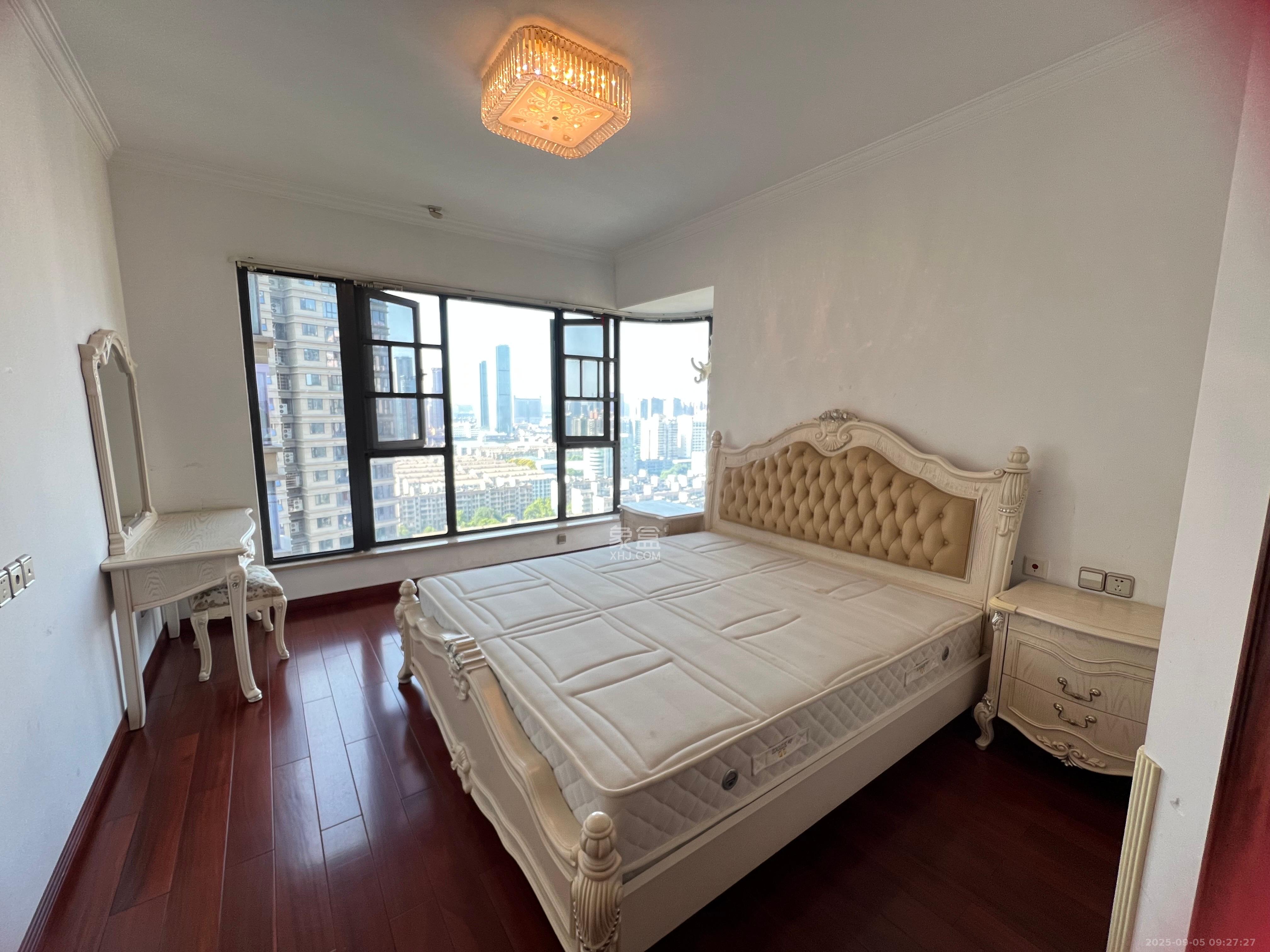 红橡华园(菲莎公馆)  4室2厅1卫    4200.0元/月室内图