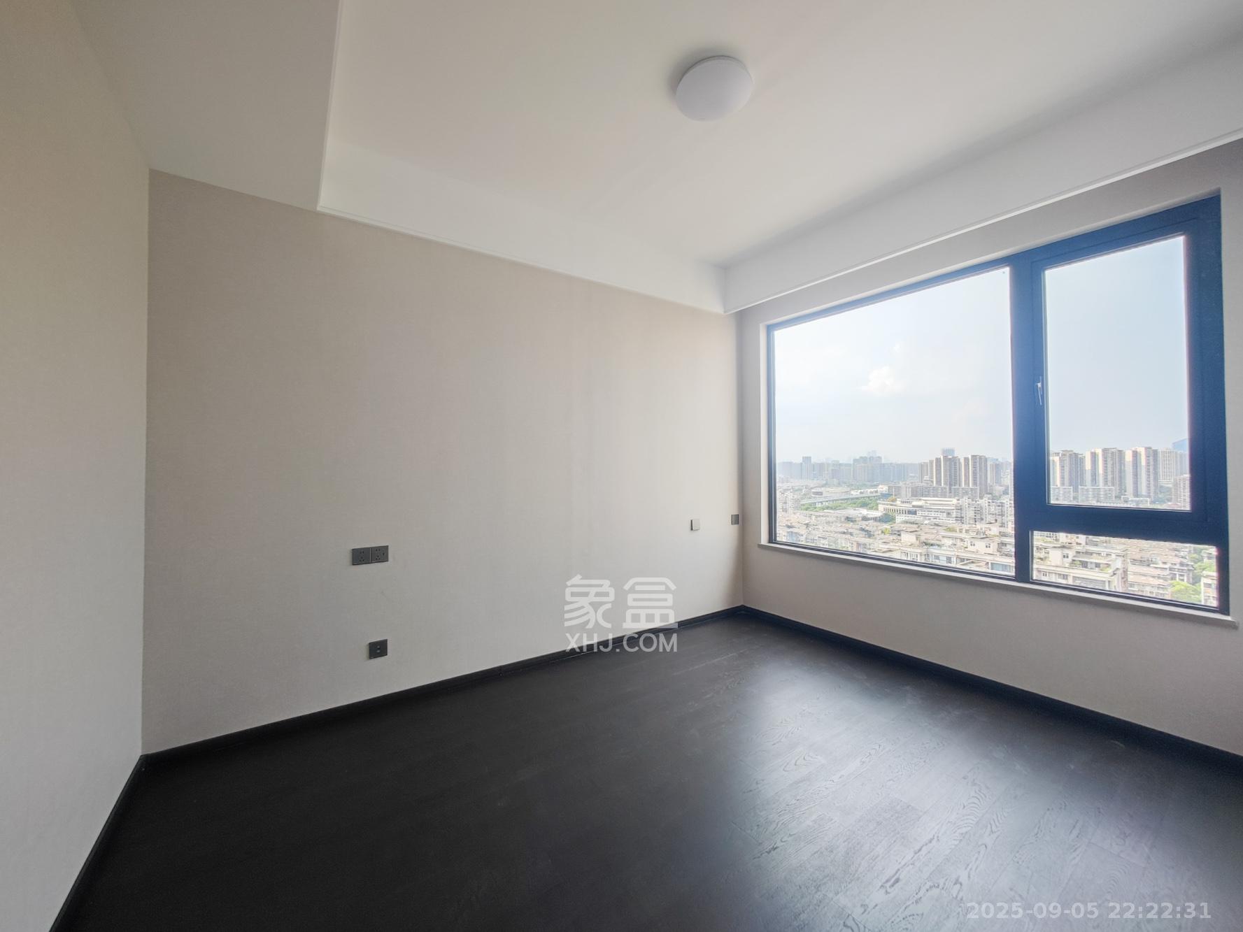 龙湖青云阙  4室2厅3卫    330.0万 龙湖青云阙  4室2厅3卫    330.0万卧室