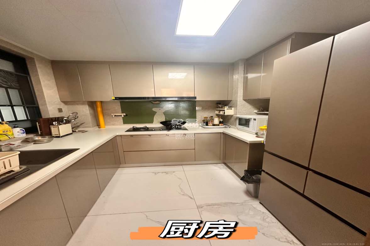 中海麓山境南区 3室2厅2卫 3688.0元/月 中海麓山境南区 3室2厅2卫 3688.0元/月室内图