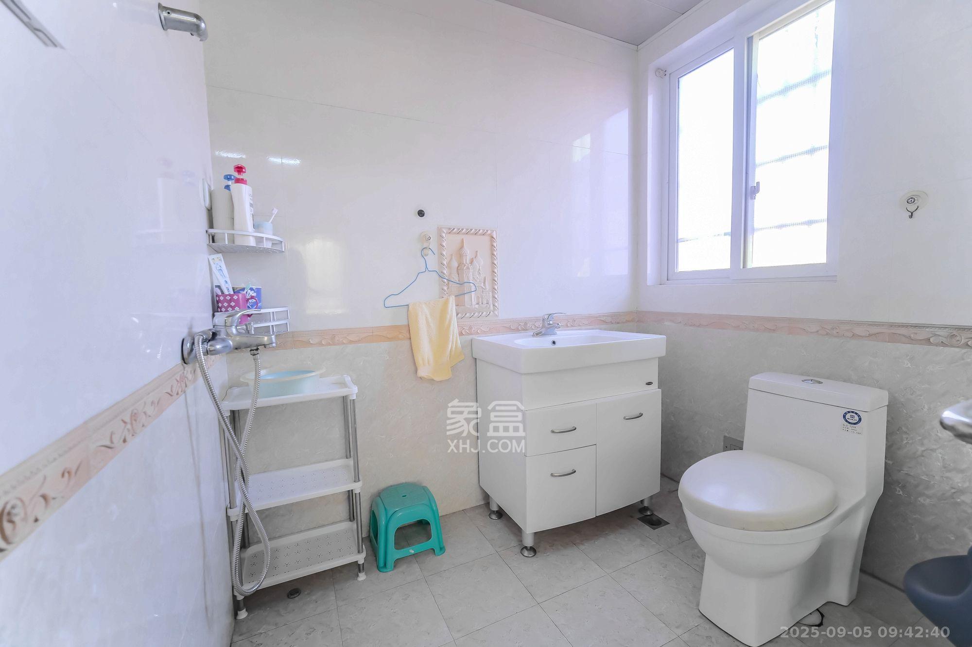 世景华庭  3室2厅2卫   1700.00元/月室内图