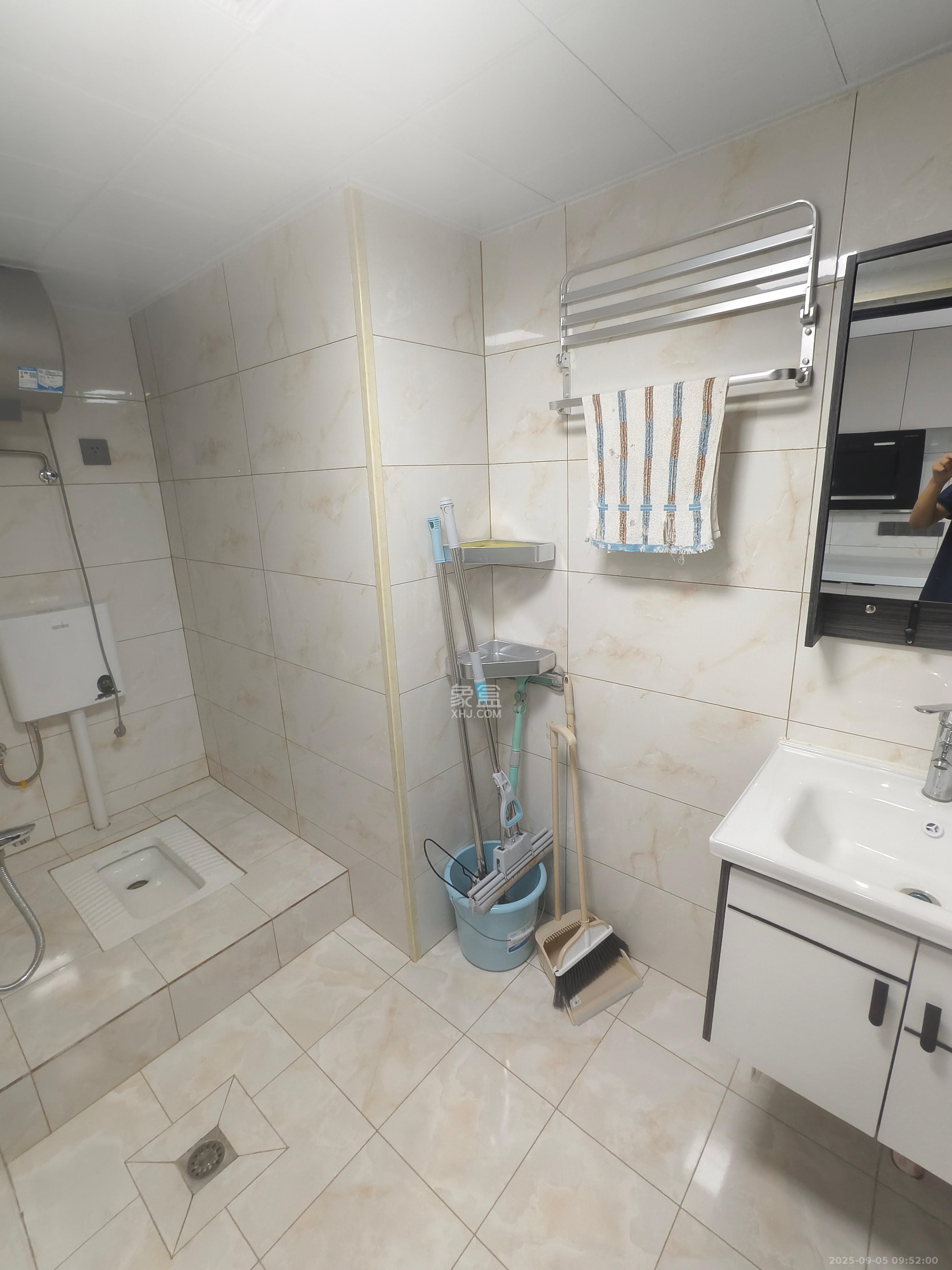 绿地V岛  2室1厅1卫    2400.0元/月室内图