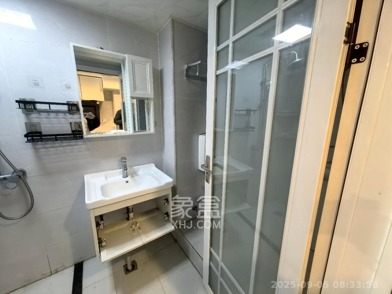 东盈商业广场(华泉城市广场)  1室1厅1卫    2300.0元/月 东盈商业广场(华泉城市广场)  1室1厅1卫    2300.0元/月室内图