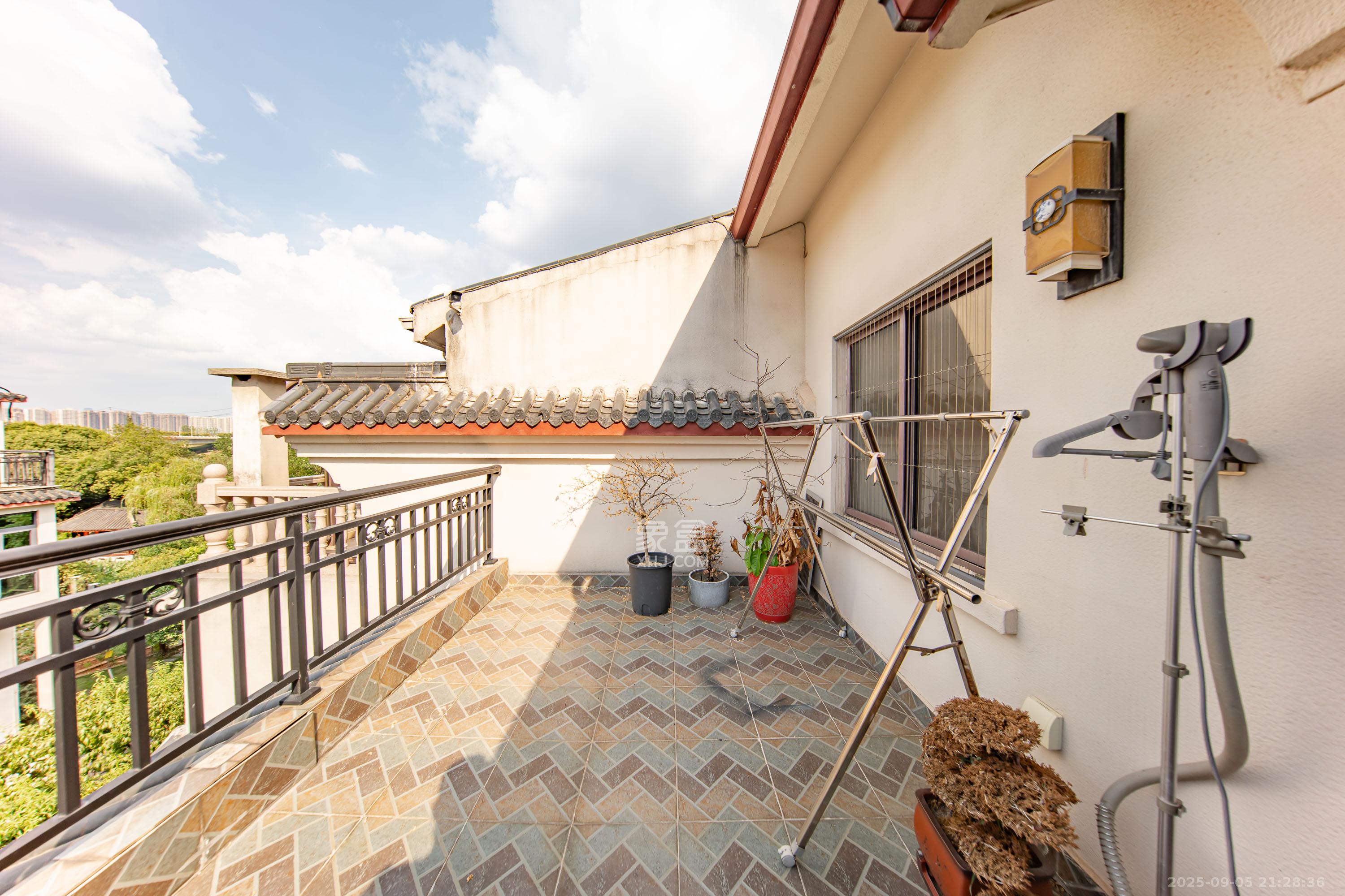 汀湘十里  5室2厅4卫    538.0万 汀湘十里  5室2厅4卫    538.0万阳台