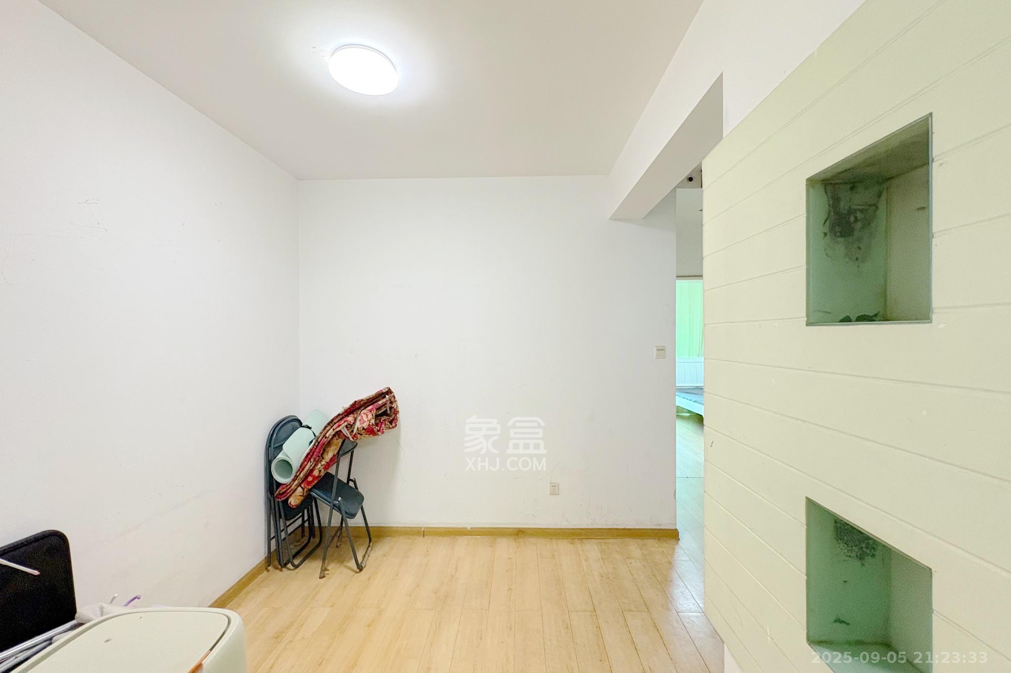 锦泰家园(锦泰商务大厦)  2室2厅1卫    65.0万 锦泰家园(锦泰商务大厦)  2室2厅1卫    65.0万客厅