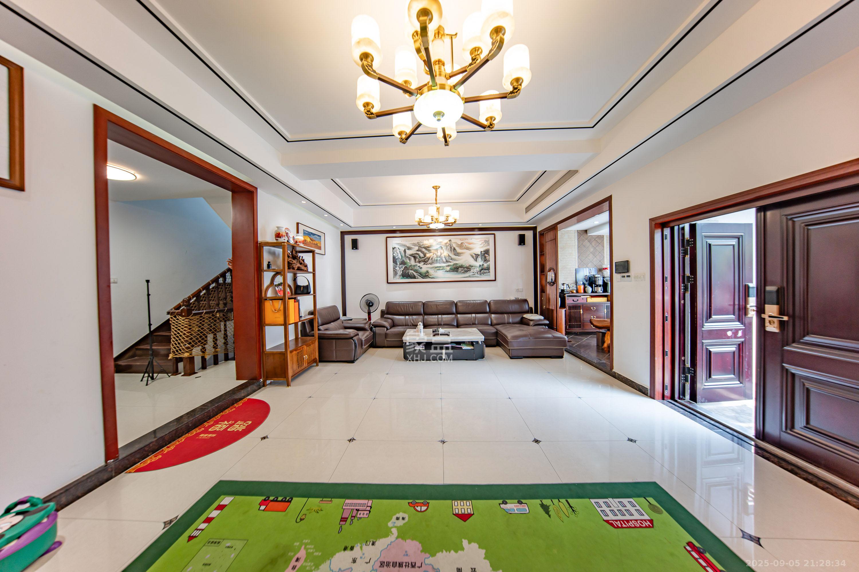 汀湘十里  5室2厅4卫    538.0万 汀湘十里  5室2厅4卫    538.0万客厅